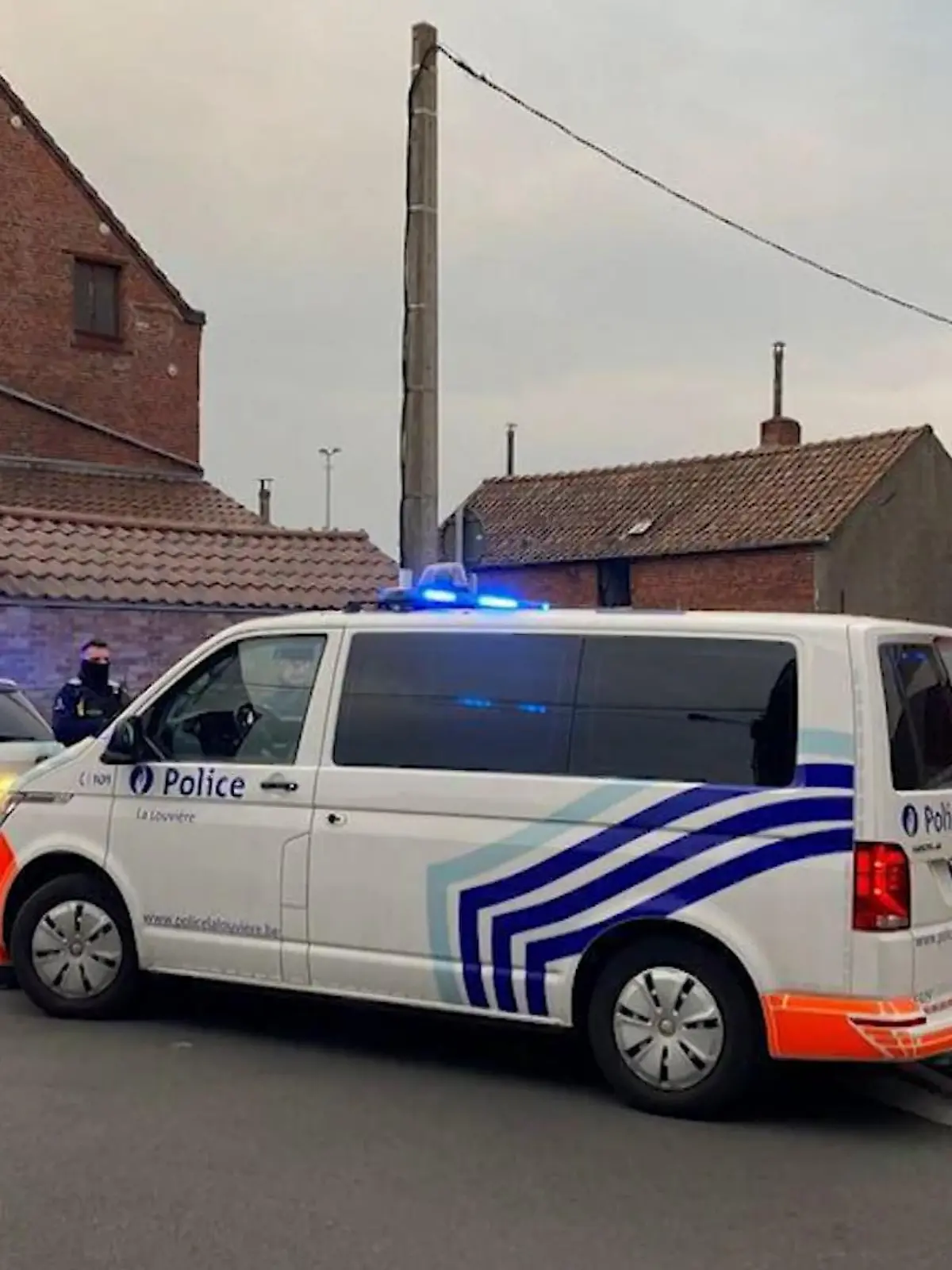 Vier Menschen kamen ums Leben: Bei einer Karnevalsveranstaltung nahe dem belgischen La Louvière ist ein Auto in eine Menschengruppe gerast. Laut des Bürgermeisters sei der Wagen mit hoher Geschwindigkeit in die Menge geschleudert, berichten belgische Medien. Der Fahrer sei davongefahren, konnte jedoch kurz darauf festgenommen werden. Vier Menschen starben, 12 wurden schwer verletzt. 20 weitere erlitten leichte Verletzungen.
Ob das Auto absichtlich in die Menschenmenge gesteuert wurde, ist derzeit noch unklar.