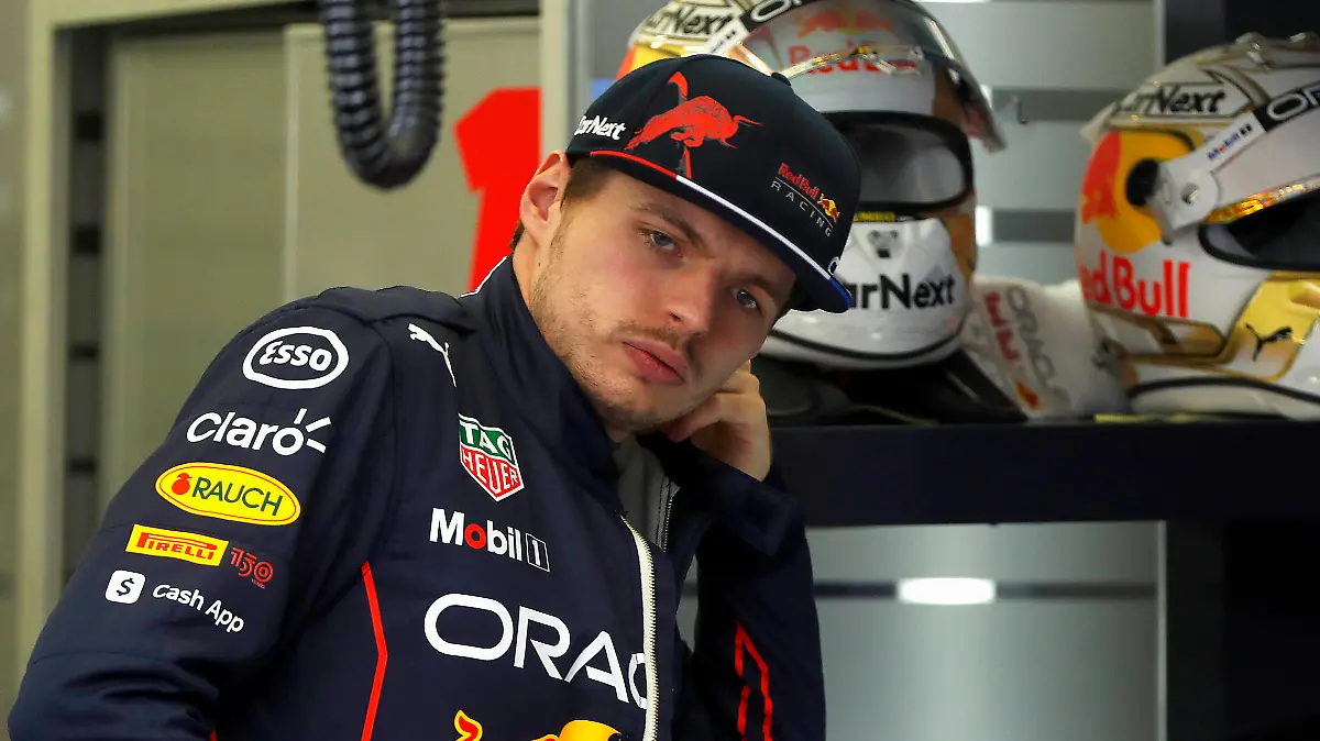 Formula 1 2022: Bahrain GP BAHRAIN INTERNATIONAL CIRCUIT, BAHRAIN - MARCH 20: Max Verstappen, Red Bull Racing, in the garage after retiring from the race during the Bahrain GP at Bahrain International Circuit on Sunday March 20, 2022 in Sakhir, Bahrain. Photo by Carl Bingham / LAT Images Images PUBLICATIONxINxGERxSUIxAUTxHUNxONLY GP2201_150929_X4I9887