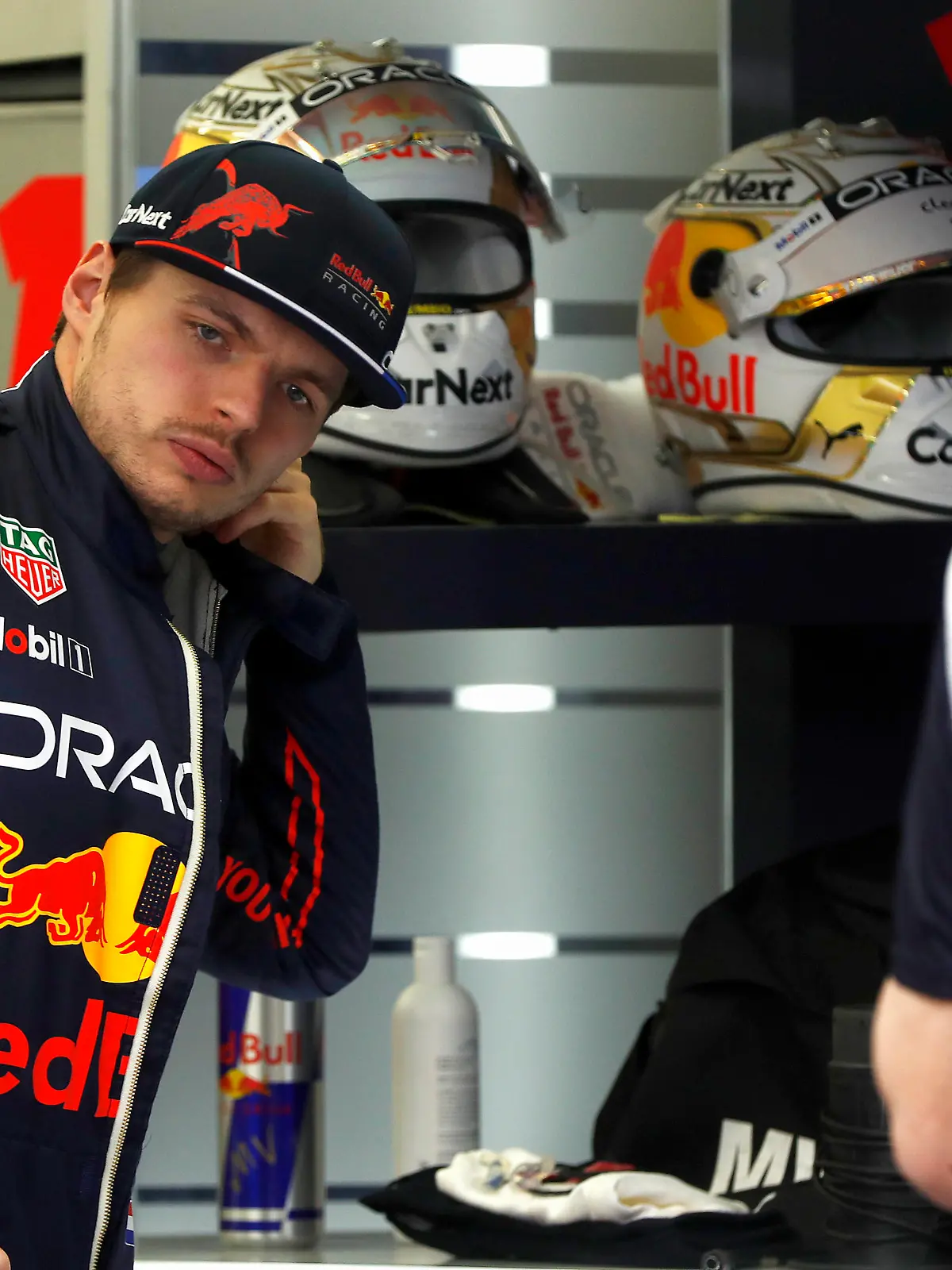  Formula 1 2022: Bahrain GP BAHRAIN INTERNATIONAL CIRCUIT, BAHRAIN - MARCH 20: Max Verstappen, Red Bull Racing, in the garage after retiring from the race during the Bahrain GP at Bahrain International Circuit on Sunday March 20, 2022 in Sakhir, Bahrain. Photo by Carl Bingham / LAT Images Images PUBLICATIONxINxGERxSUIxAUTxHUNxONLY GP2201_150929_X4I9887