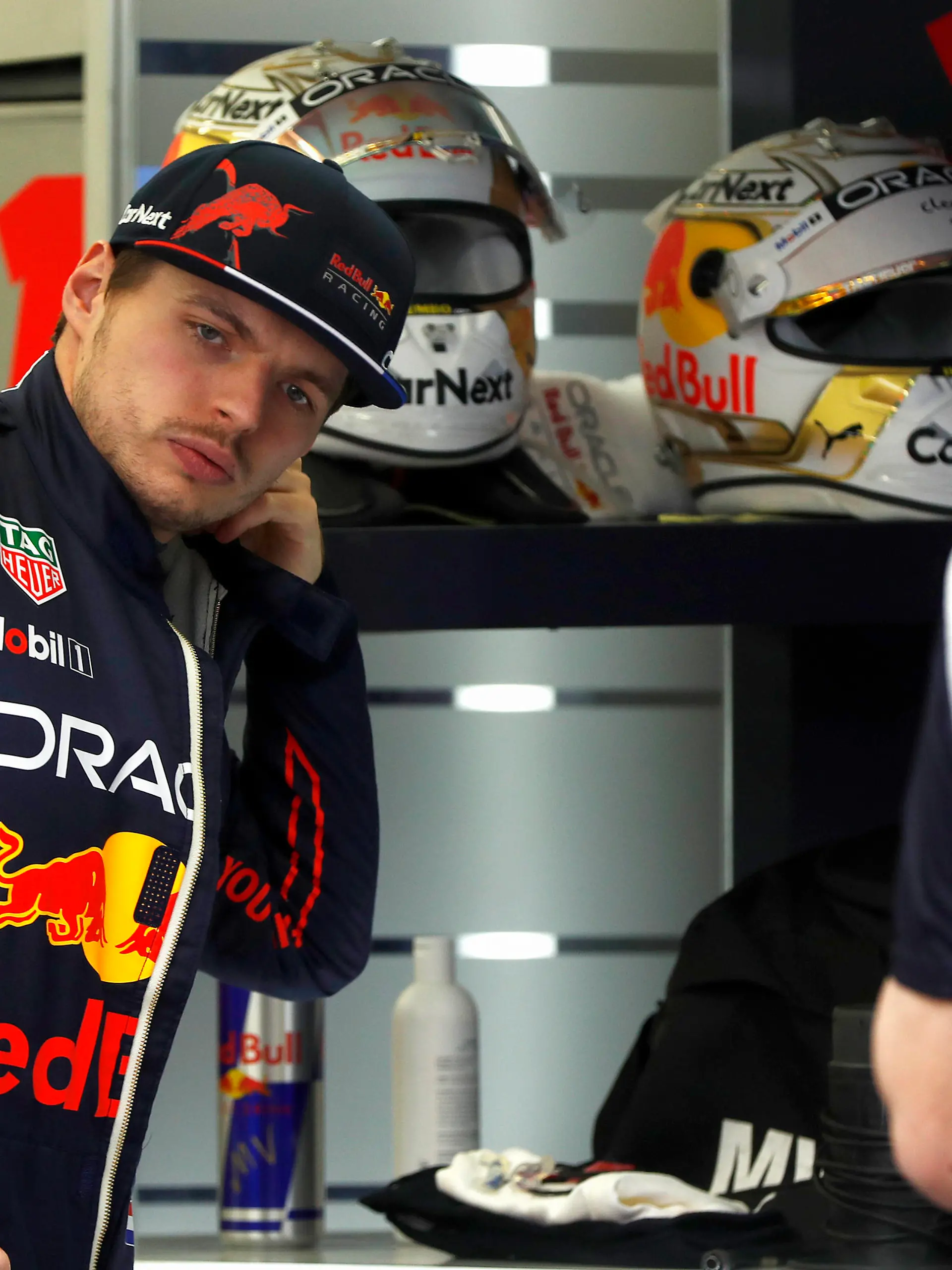  Formula 1 2022: Bahrain GP BAHRAIN INTERNATIONAL CIRCUIT, BAHRAIN - MARCH 20: Max Verstappen, Red Bull Racing, in the garage after retiring from the race during the Bahrain GP at Bahrain International Circuit on Sunday March 20, 2022 in Sakhir, Bahrain. Photo by Carl Bingham / LAT Images Images PUBLICATIONxINxGERxSUIxAUTxHUNxONLY GP2201_150929_X4I9887