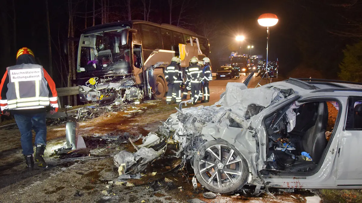 18.03.2022, Baden-Württemberg, St. Märgen: Ein Reisebus und ein Auto stehen nach einem Unfall auf einer Landstrasse. Bei dem schweren Verkehrsunfall im Schwarzwald ist ein Autofahrer ums Leben gekommen, dessen Wagen in den Reisebus krachte. Die Beifahrerin des 50-Jährigen wurde nach Polizeiangaben lebensgefährlich verletzt und später per Rettungshubschrauber in eine Klinik geflogen. 12 der 48 Businsassen erlitten bei dem Unfall am Freitagabend so schwere Verletzungen, dass sie ins Krankenhaus gebracht werden mussten. Foto: --/kamera24/dpa +++ dpa-Bildfunk +++
