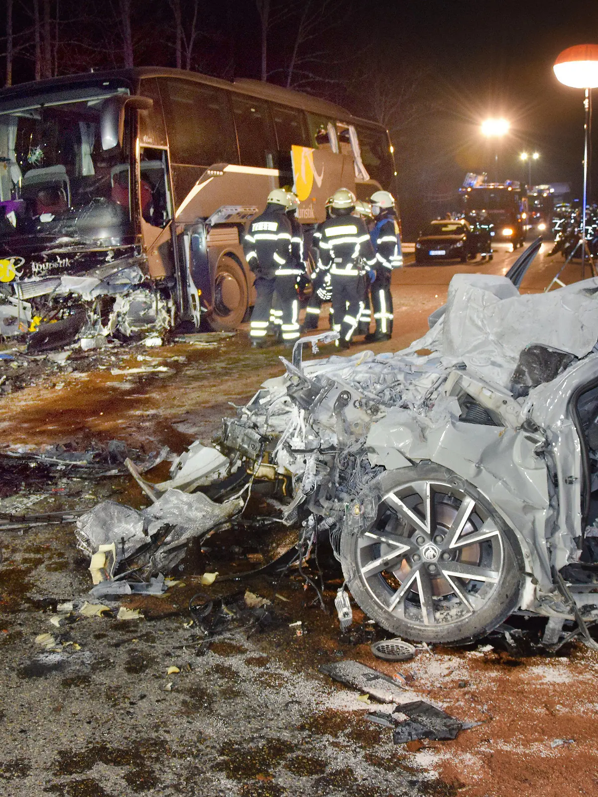 18.03.2022, Baden-Württemberg, St. Märgen: Ein Reisebus und ein Auto stehen nach einem Unfall auf einer Landstrasse. Bei dem schweren Verkehrsunfall im Schwarzwald ist ein Autofahrer ums Leben gekommen, dessen Wagen in den Reisebus krachte. Die Beifahrerin des 50-Jährigen wurde nach Polizeiangaben lebensgefährlich verletzt und später per Rettungshubschrauber in eine Klinik geflogen. 12 der 48 Businsassen erlitten bei dem Unfall am Freitagabend so schwere Verletzungen, dass sie ins Krankenhaus gebracht werden mussten. Foto: --/kamera24/dpa +++ dpa-Bildfunk +++