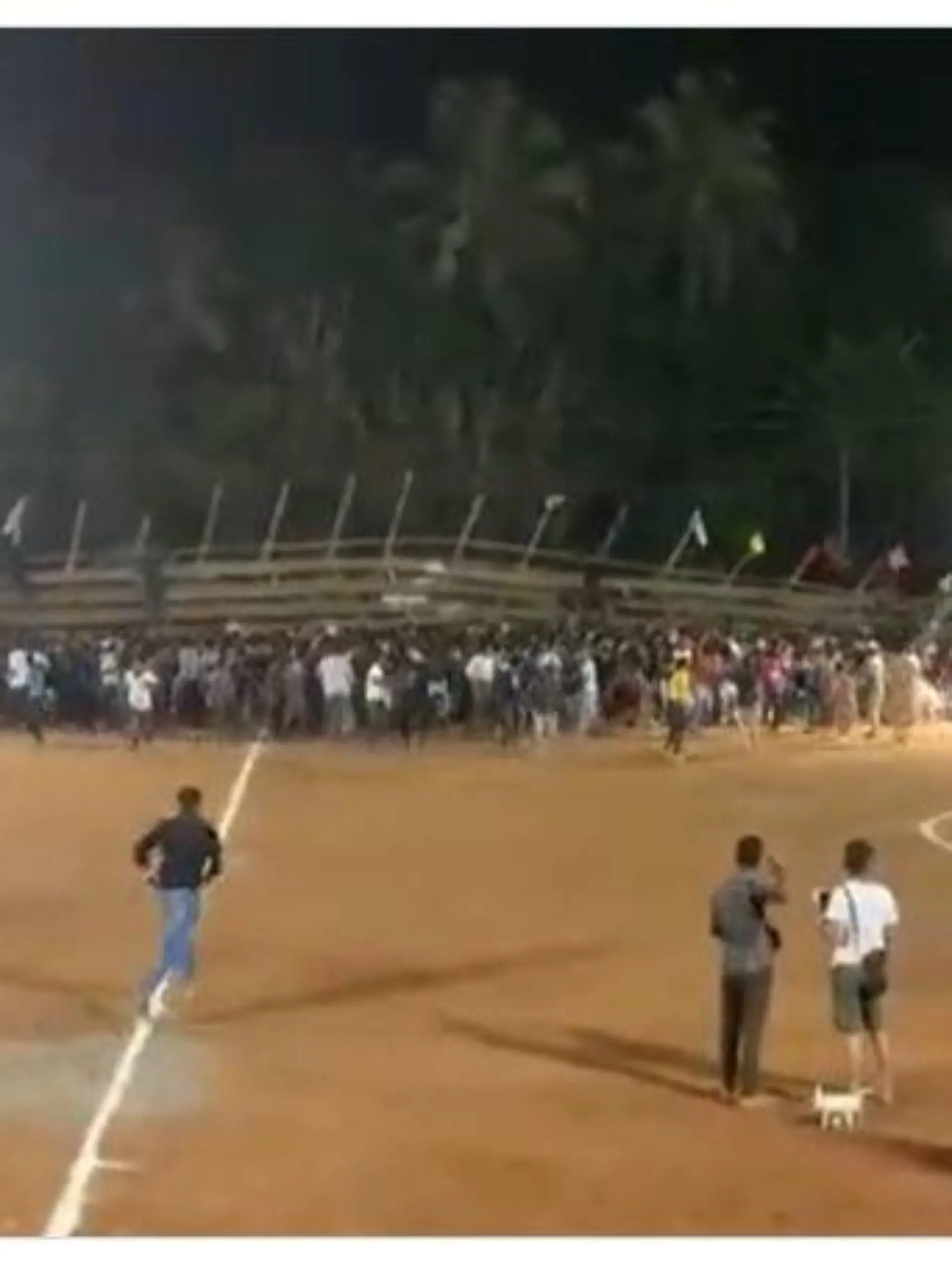 Indien: Tribüne in Fußballstadion bricht zusammen