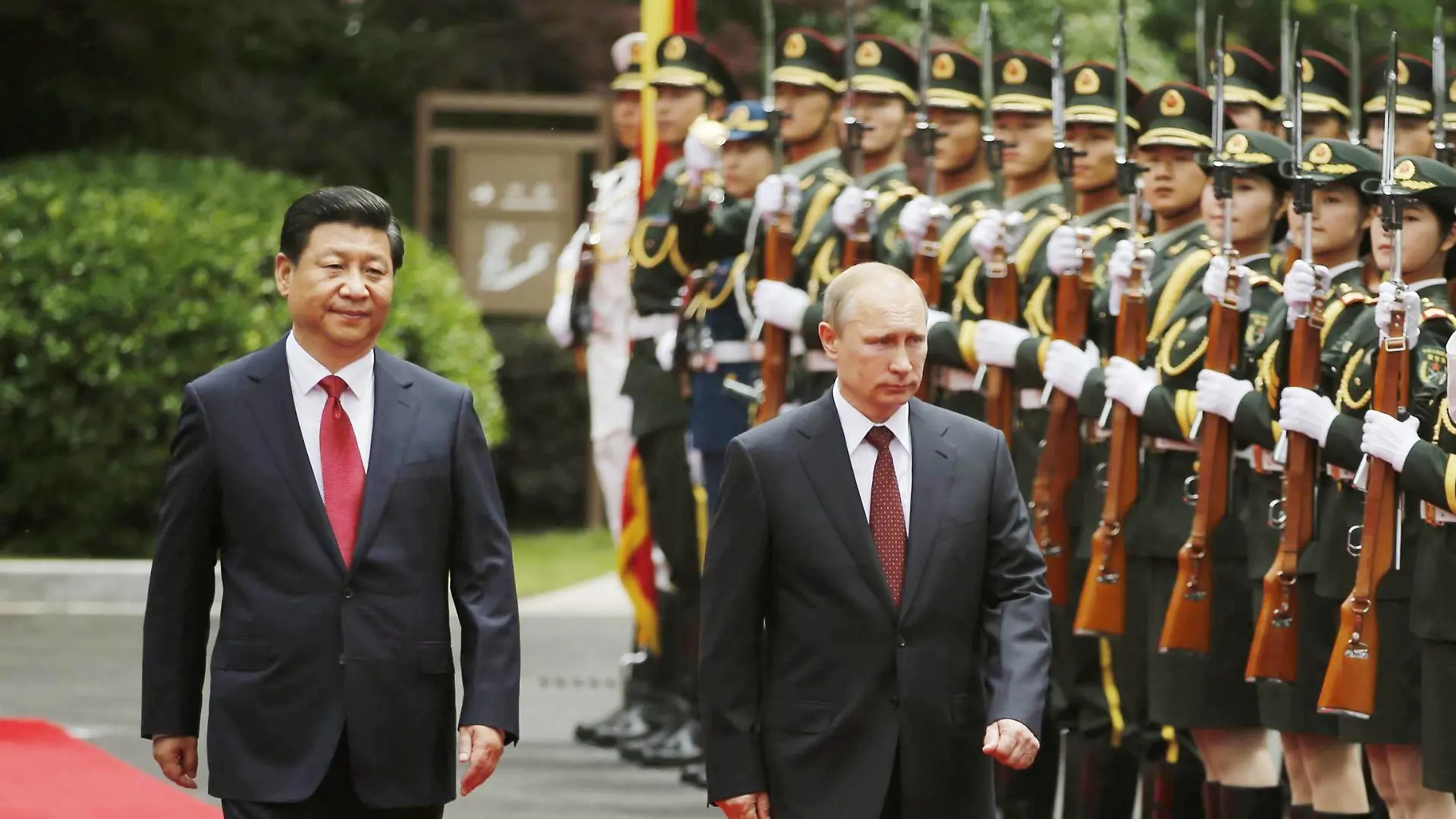 SHANGHAI, China - Chinese President Xi Jinping (L) and his Russian counterpart Vladimir Putin attend a ceremony welcoming Putin to China, in Shanghai on May 20, 2014. (Pool photo) PUBLICATIONxINxGERxSUIxAUTxHUNxONLY 0520026
Shanghai China Chinese President Xi Jinping l and His Russian Part Vladimir Putin attend a Ceremony Welcoming Putin to China in Shanghai ON May 20 2014 Pool Photo PUBLICATIONxINxGERxSUIxAUTxHUNxONLY 0520026