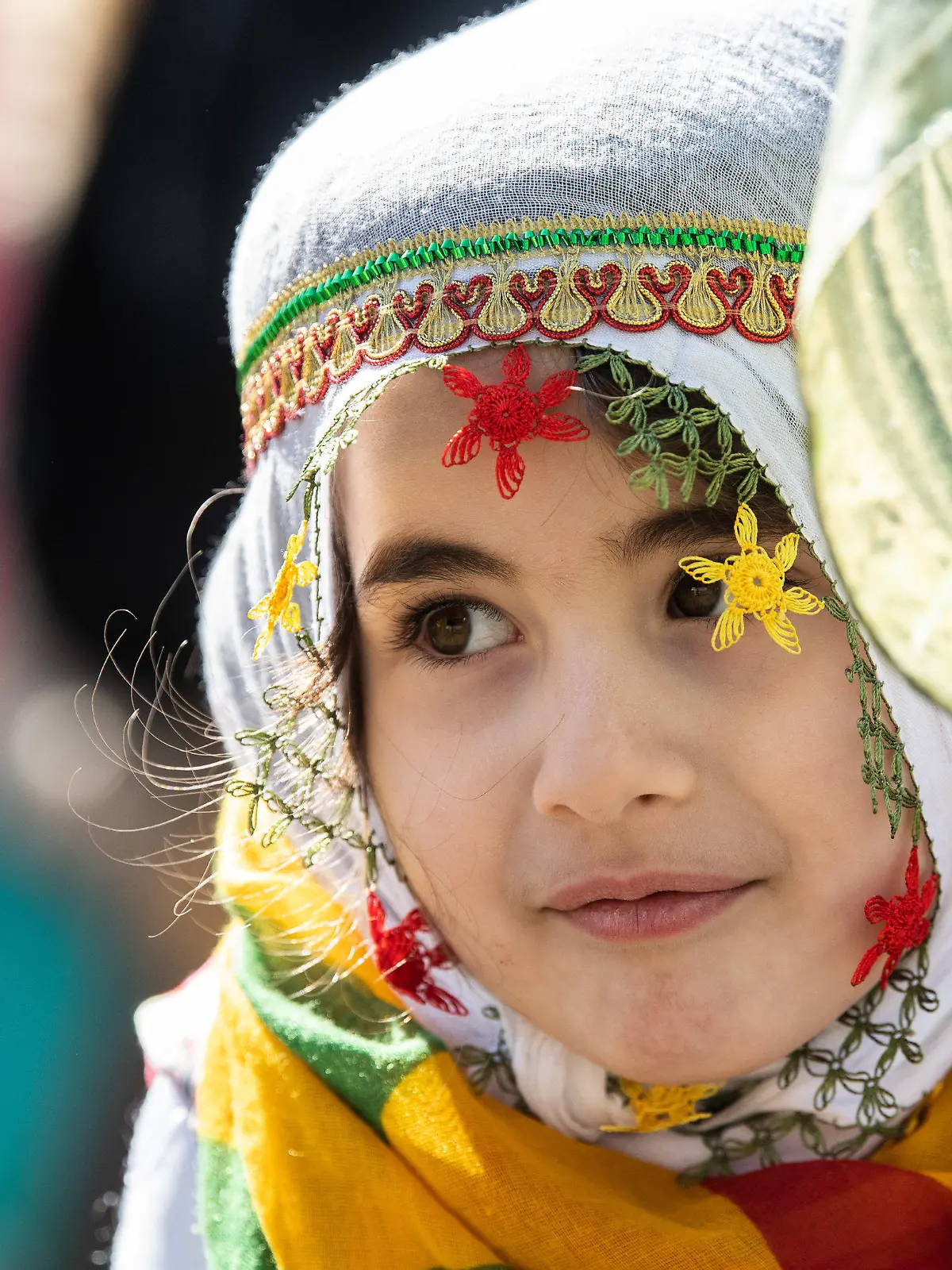 19.03.2022, Hessen, Frankfurt/Main: Ein kleines Mädchen schwenkt auf der zentralen kurdischen Newroz-Feier in Frankfurt eine Fahne. Mehr als zehntausend Kurden aus dem gesamten Bundesgebiet und dem angrenzenden Ausland sind zu der Feier auf einem Freigelände angereist. Foto: Boris Roessler/dpa +++ dpa-Bildfunk +++