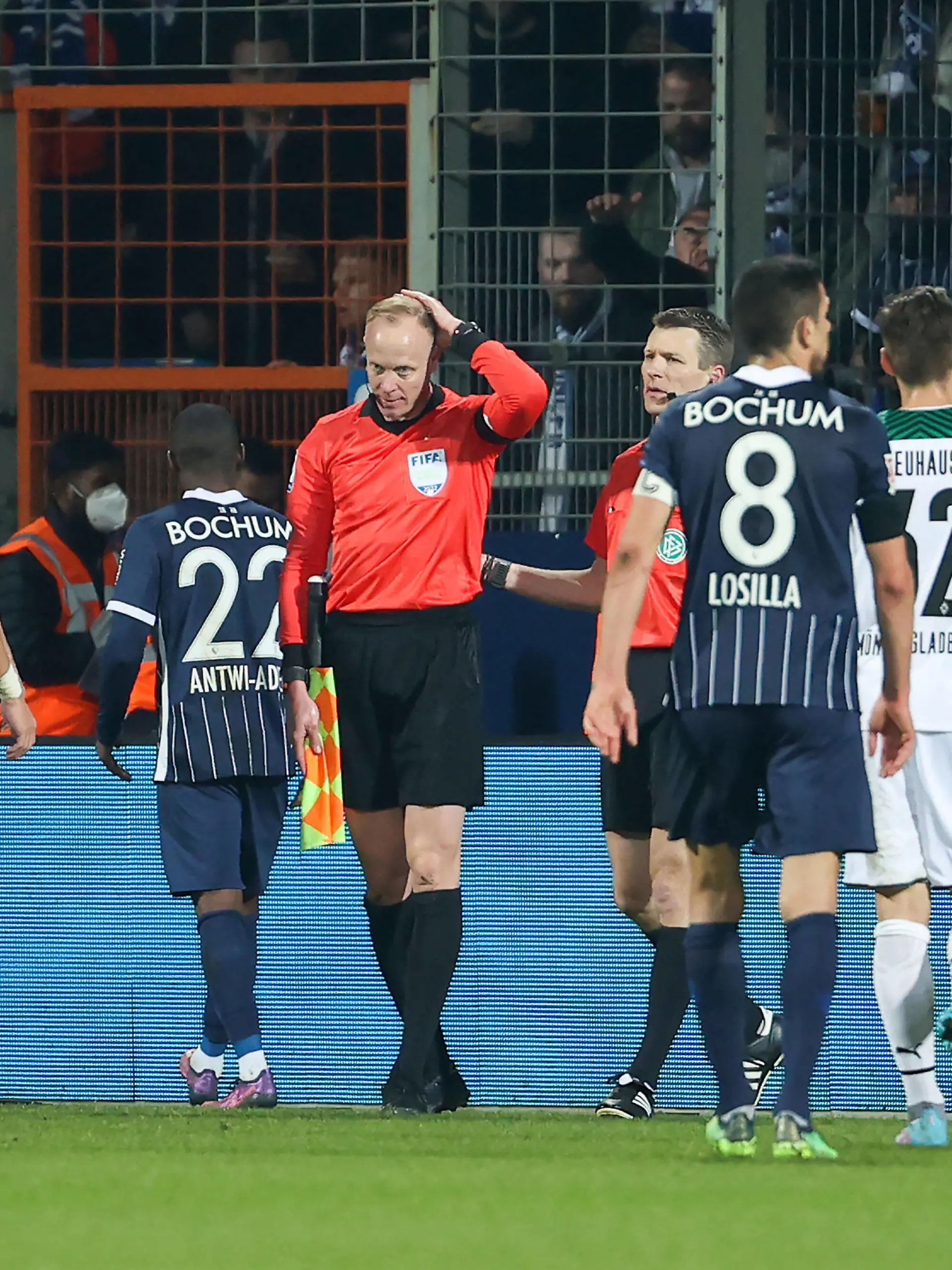 xjbx, Bochum, Vonovia Ruhrstadion, 18.03.22, 1. Bundesliga: VfL Bochum - Borussia Moenchengladbach Bild: Der Linienrichter wurde von Gegenständen verletzt. Gemäß den Vorgaben der DFL Deutsche Fußball Liga ist es untersagt, in dem Stadion und/oder vom Spiel angefertigte Fotoaufnahmen in Form von Sequenzbildern und/oder videoähnlichen Fotostrecken zu verwerten bzw. verwerten zu lassen. // DFL regulations prohibit any use of photographs as image sequences and/or quasi-video. Bochum *** xjbx, Bochum, Vonovia Ruhrstadion, 18 03 22, 1 Bundesliga VfL Bochum Borussia Moenchengladbach Bild The linesman was injured by objects According to the regulations of the DFL Deutsche Fußball Liga, it is prohibited to exploit or have exploited photographs taken in the stadium and or from the game in the form of sequence images and or video-like photo series DFL regulations prohibit any use of photographs as image sequences and or quasi video Bochum www.jb-sportfoto.de 
