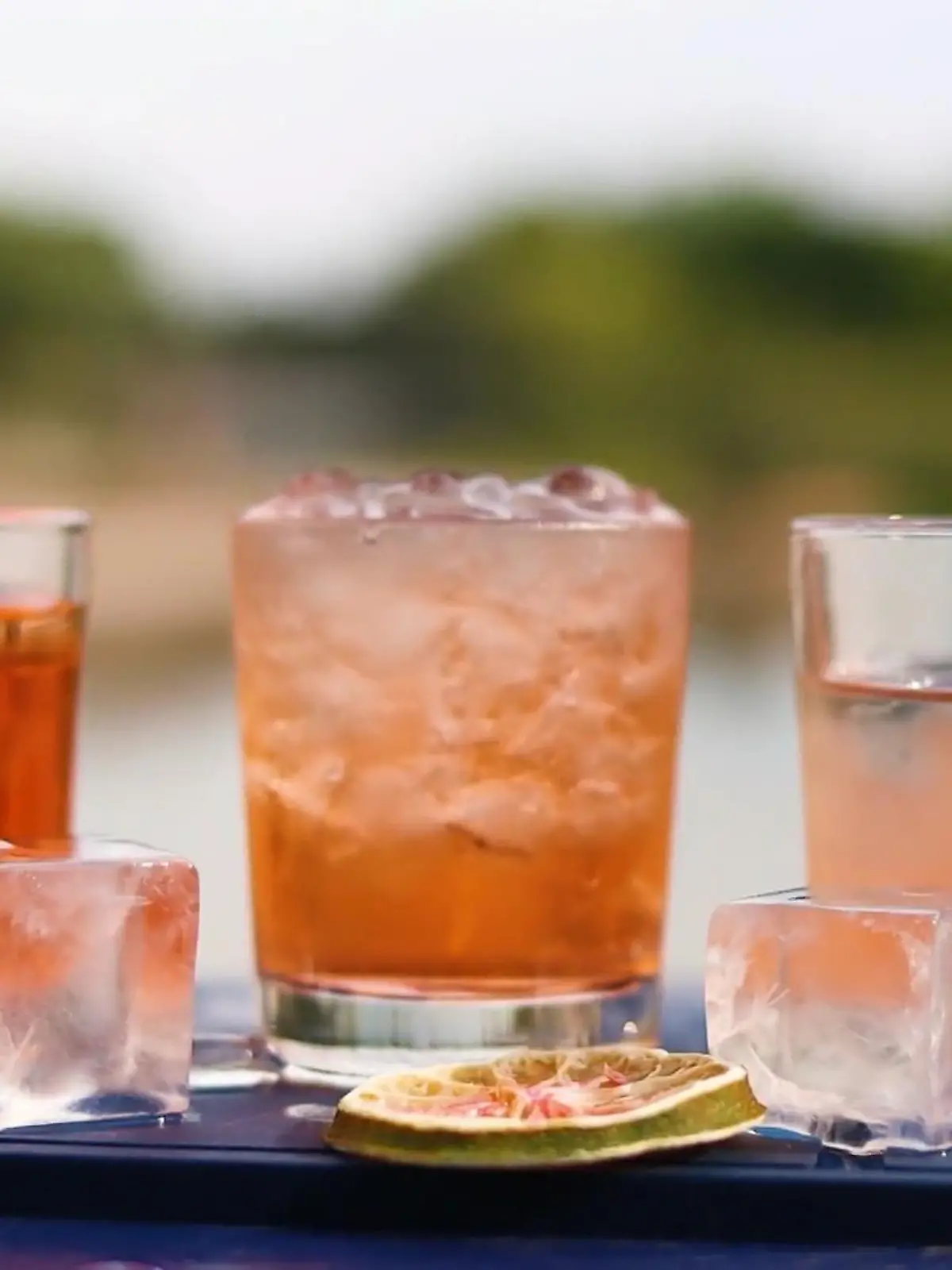 Die Cocktail-Dauerbrenner können einpacken – zumindest, wenn man den aktuellen Getränketrends glaubt! Wir haben Vin Tonic, verschiedene Aperol Varianten und einen Melonen-Mojito getestet. Wie die Drink-Neuheiten ankommen und was unseren Cocktail-Durst im Sommer 2023 am besten stillt, erfahren Sie im Video. 