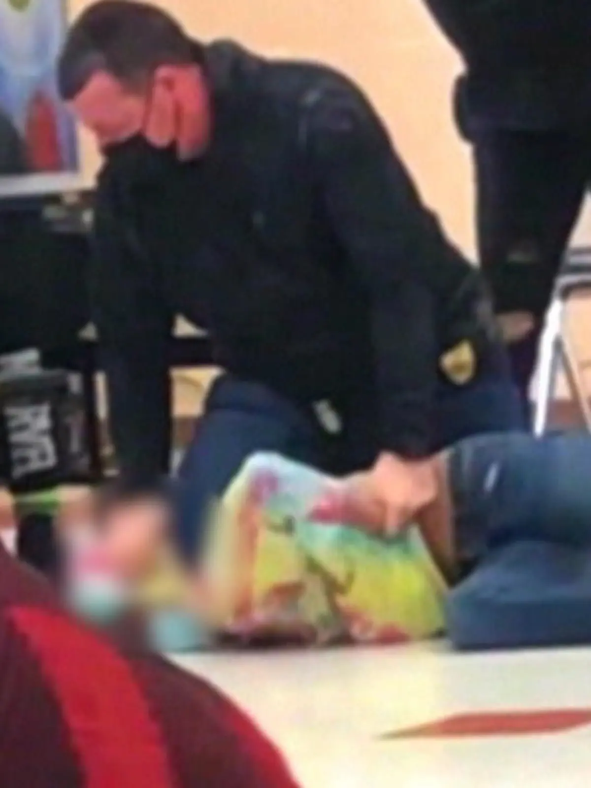 Diese Bilder erinnern an den Fall George Floyd: Im US-Bundestaat Wisconsin hat ein Polizist ein zwölfjähriges Mädchen überwältigt und dabei sein Knie auf seinen Hals gedrückt. Lokalen Medien zufolge kam es in der Schul-Cafeteria zu einem Streit zwischen zwei Mädchen. Der Polizist, der in der Schule auch als Sicherheitskraft arbeitet, überwältigt daraufhin eines der Mädchen, fixiert es und drückt dabei mit seinem Knie auf den Hals des Kindes. Danach führt er die Zwölfjährige mit Handschellen aus dem Gebäude.