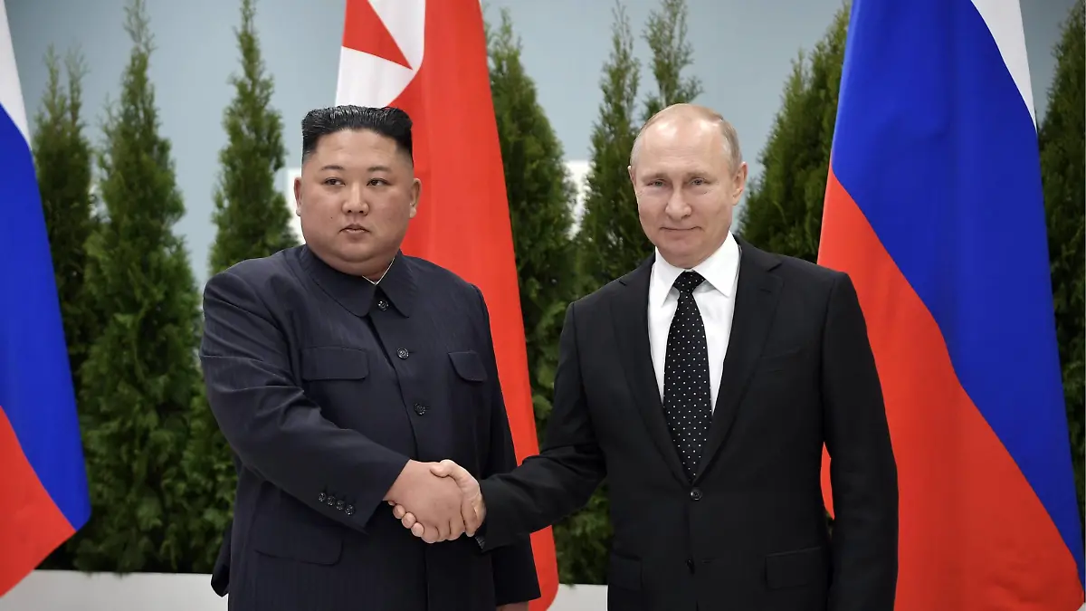 VLADIVOSTOK, RUSSIA - APRIL 25, 2019: North Korean Leader Kim Jong Un (L) and Russia s President Vladimir Putin shake hands during a meeting at the Far Eastern Federal University (FEFU) on Russky Island. Alexei Nikolsky/Russian Presidential Press and Information Office/TASS PUBLICATIONxINxGERxAUTxONLY TS0A970B  