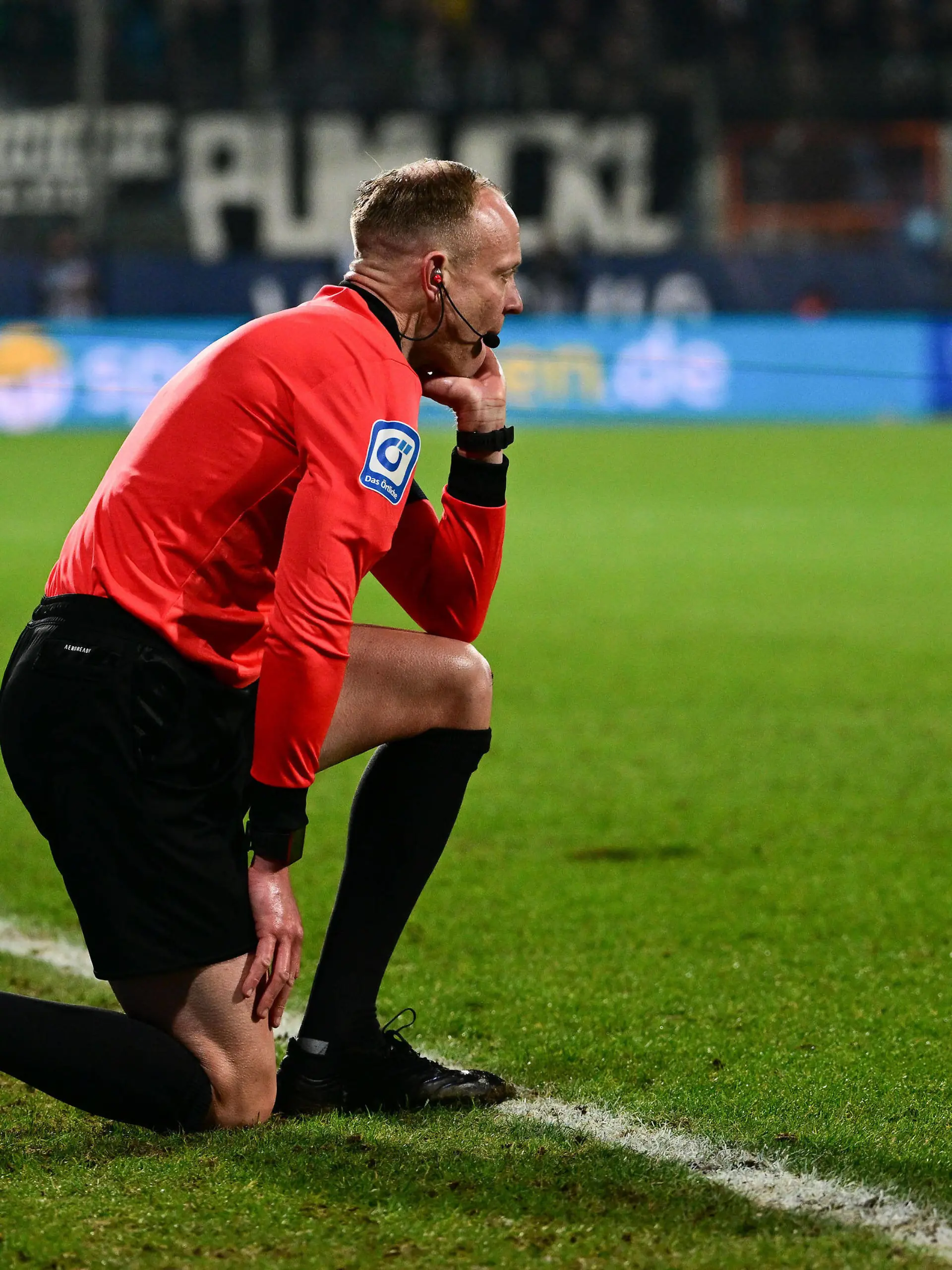  Linienrichter Christian Gittelmann benommen, VfL Bochum vs. Borussia Moenchengladbach, 1. Bundesliga, 27. Spieltag, 18.03.2022 DFB regulations prohibit any use of photographs as image sequences and/or quasi-video *** Linesman Christian Gittelmann dazed, VfL Bochum vs Borussia Moenchengladbach, 1 Bundesliga, 27 Spieltag, 18 03 2022 DFB regulations prohibit any use of photographs as image sequences and or quasi video Copyright: xkolbert-press/MarcxNiemeyerx