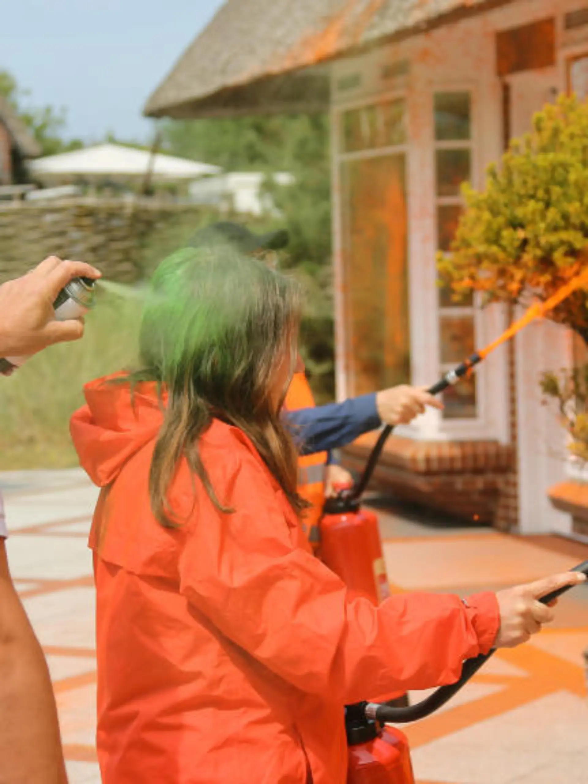 Aktivisten der Letzten Generation sprühen in Sylt orangene Farbe an eine Luxus-Label-Boutique. Damit üben die Klimaaktivisten Kritik am Überkonsum. Dies ist nicht die erste Aktion dieser Art auf der Insel. Schon vor einigen Tagen buddelten sie beispielsweise Löcher in das Green eines Golfplatzes, um dort Blumen anzupflanzen.