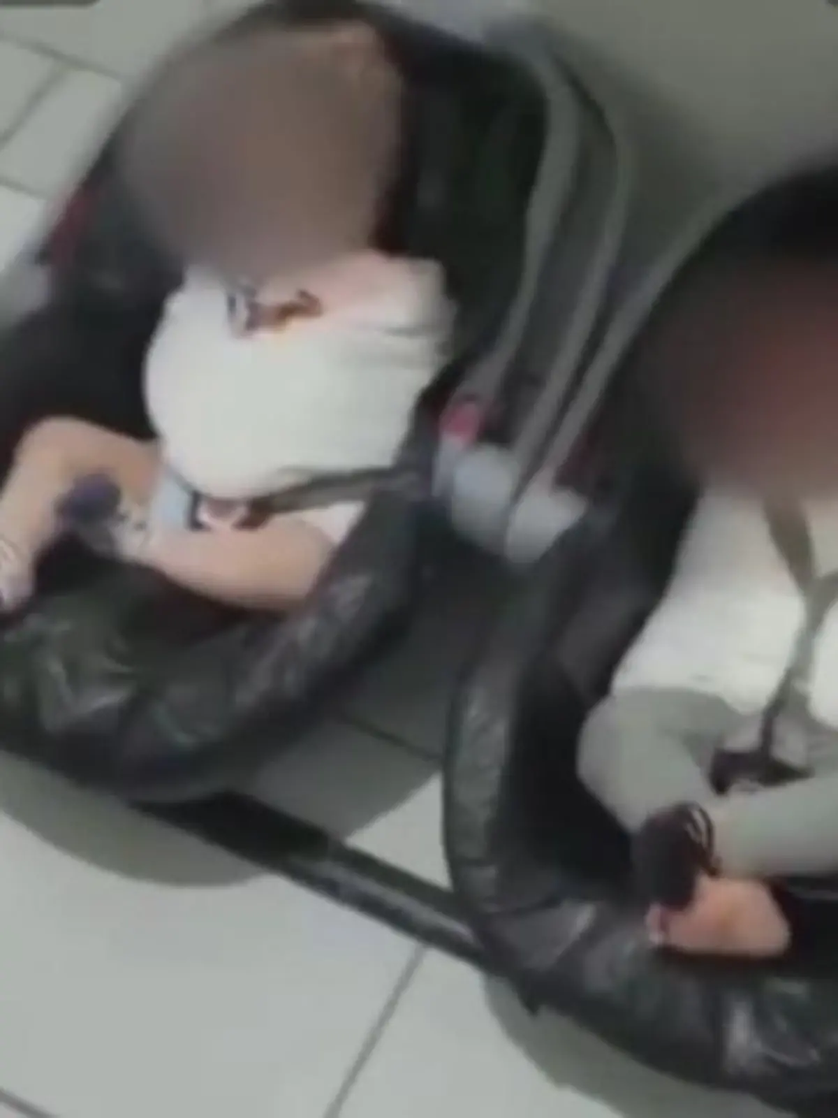 Diese Bilder sind für Eltern kaum zu ertragen: Zwei Babys sind in Decken so fest eingewickelt, dass sie sich nicht mehr bewegen können. Für die wehrlosen Kinder muss es sich anfühlen, als seien sie in eine Zwangsjacke gesteckt worden. In Babyschalen fixiert, sind sie von einer Erzieherin auf der Toilette einer Kita in Brasilien abgestellt worden. Eine andere Erzieherin hat heimlich gefilmt und die verstörenden Aufnahmen der Presse zugespielt.