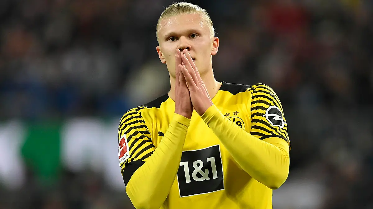 Koeln, Deutschland, 20.03.22: Erling Haaland (Borussia Dortmund) gestikuliert, gestik waehrend des Spiels der 1. Bundesliga zwischen 1. FC Koeln und Borussia Dortmund im RheinEnergieStadion am 20. Maerz 2022 in Koeln. (Foto von Ralf Treese/DeFodi Images) DFB / DFL REGULATIONS PROHIBIT ANY USE OF PHOTOGRAPHS AS IMAGE SEQUENCES AND/OR QUASI-VIDEO. Cologne, Germany, 20.03.22: Erling Haaland (Borussia Dortmund) gestures during the First Bundesliga match between 1. FC Koeln and Borussia Dortmund at RheinEnergieStadium on March 20, 2022 in Cologne, Germany. (Photo by Ralf Treese/DeFodi Images)