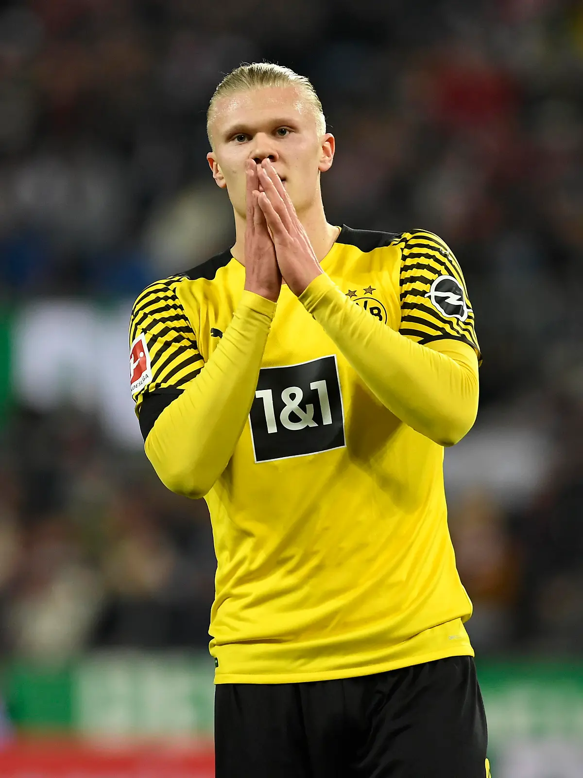 Koeln, Deutschland, 20.03.22: Erling Haaland (Borussia Dortmund) gestikuliert, gestik waehrend des Spiels der 1. Bundesliga zwischen 1. FC Koeln und Borussia Dortmund im RheinEnergieStadion am 20. Maerz 2022 in Koeln. (Foto von Ralf Treese/DeFodi Images) DFB / DFL REGULATIONS PROHIBIT ANY USE OF PHOTOGRAPHS AS IMAGE SEQUENCES AND/OR QUASI-VIDEO. Cologne, Germany, 20.03.22: Erling Haaland (Borussia Dortmund) gestures during the First Bundesliga match between 1. FC Koeln and Borussia Dortmund at RheinEnergieStadium on March 20, 2022 in Cologne, Germany. (Photo by Ralf Treese/DeFodi Images)