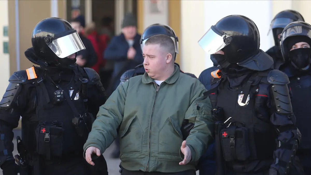 March 6, 2022, Saint Petersburg, Russia: Police Officers detain a protestor during a demonstration against the Russian military operation in Ukraine. Saint Petersburg Russia - ZUMAs197 20220306_zaa_s197_164 Copyright: xStringerx