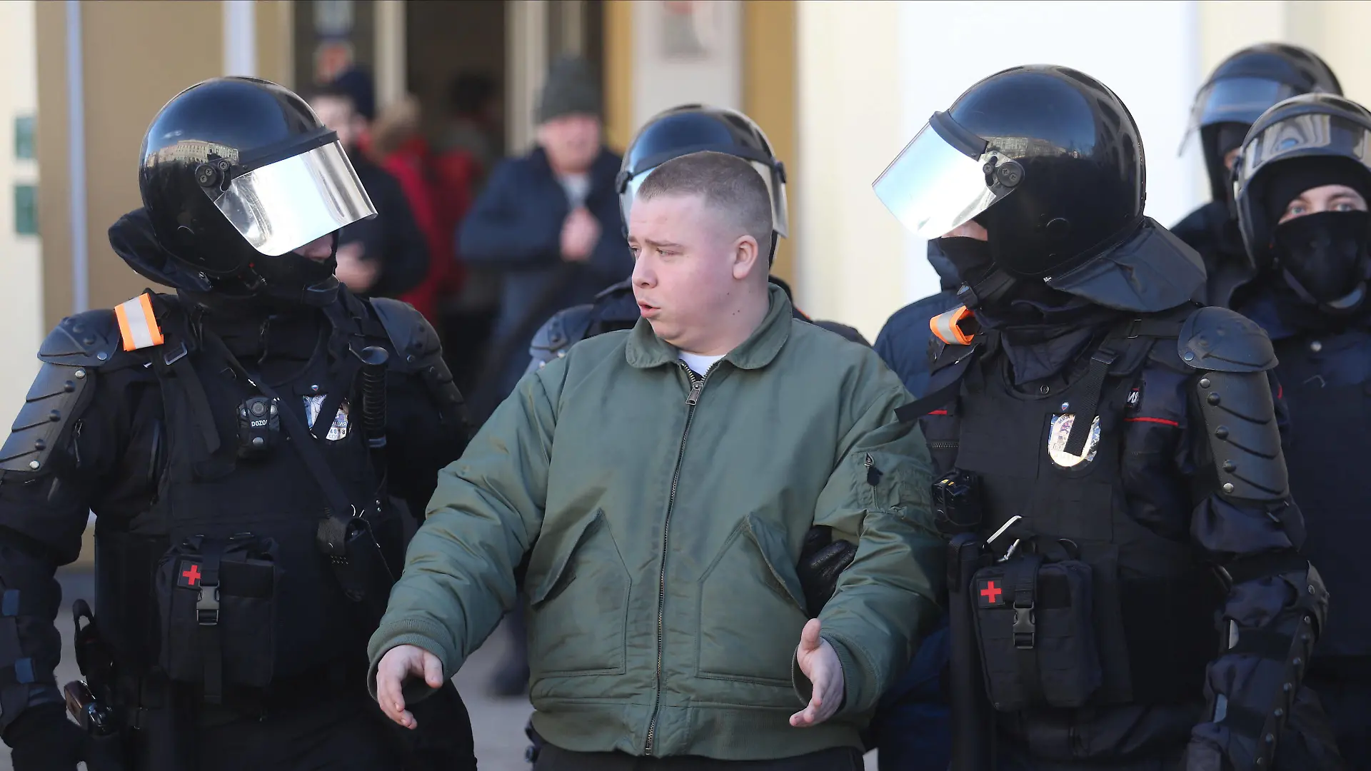 March 6, 2022, Saint Petersburg, Russia: Police Officers detain a protestor during a demonstration against the Russian military operation in Ukraine. Saint Petersburg Russia - ZUMAs197 20220306_zaa_s197_164 Copyright: xStringerx