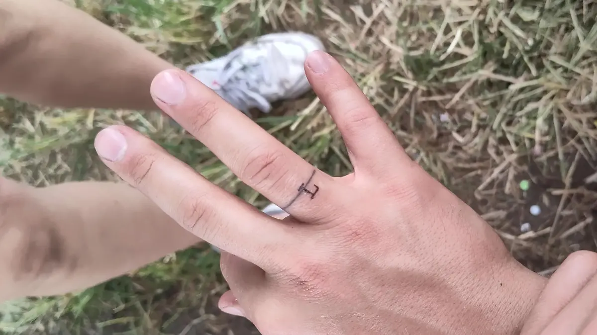 Mit einem Klebetattoo wird die Ehe besiegelt.
