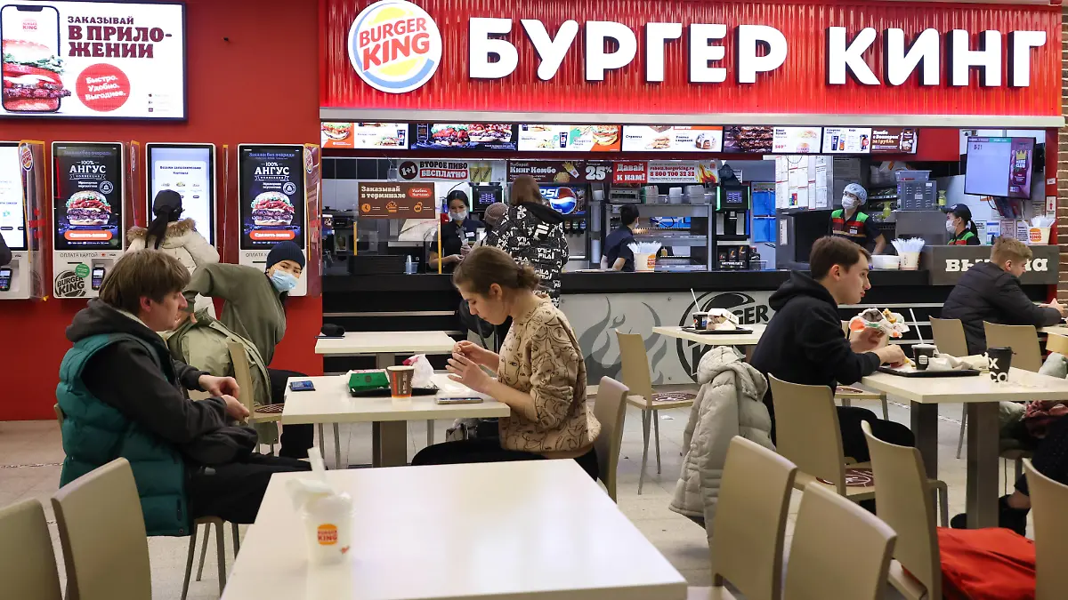 MOSCOW, RUSSIA - MARCH 10, 2022: People visit a Burger King restaurant at the Okhotny Ryad shopping center. The American chain of fast food restaurants Burger King suspends corporate support for Russian market. Vyacheslav Prokofyev/TASS PUBLICATIONxINxGERxAUTxONLY TS127449