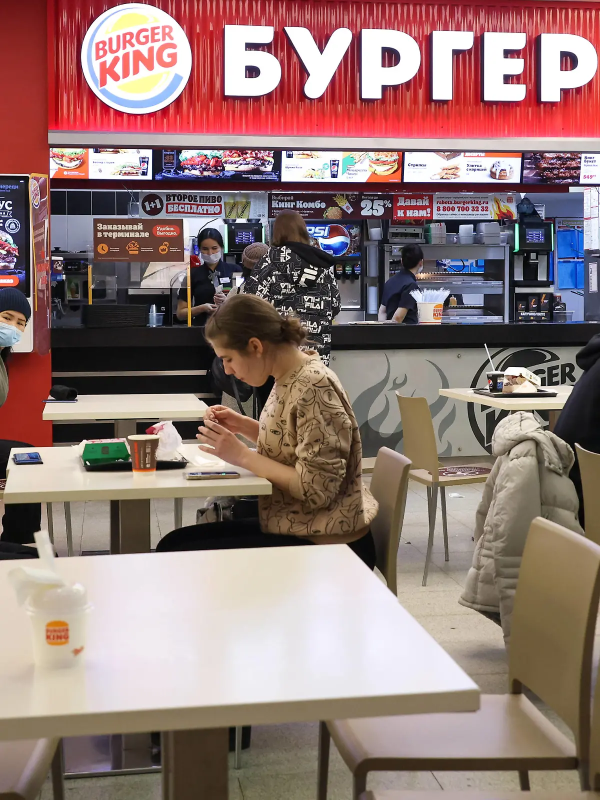  MOSCOW, RUSSIA - MARCH 10, 2022: People visit a Burger King restaurant at the Okhotny Ryad shopping center. The American chain of fast food restaurants Burger King suspends corporate support for Russian market. Vyacheslav Prokofyev/TASS PUBLICATIONxINxGERxAUTxONLY TS127449