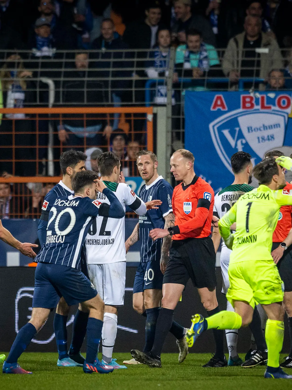 The match was abandoned because linesman Christian Gittelmann was hit on the head by a beer mug. Spielabbruch weil Linienrichter Christian Gittelmann von einem Bierbecher am Kopf getroffen wurde. VfL Bochum - Borussia Mönchengladbach 18.03.2022, Fussball Bundesliga, Saison 2021/22 Foto: Moritz Müller *** The match was abandoned because linesman Christian Gittelmann was hit on the head by a beer mug Match abandoned because linesman Christian Gittelmann was hit on the head by a beer mug VfL Bochum Borussia Mönchengladbach 18 03 2022, Football Bundesliga, Season 2021 22 Photo Moritz Müller 
