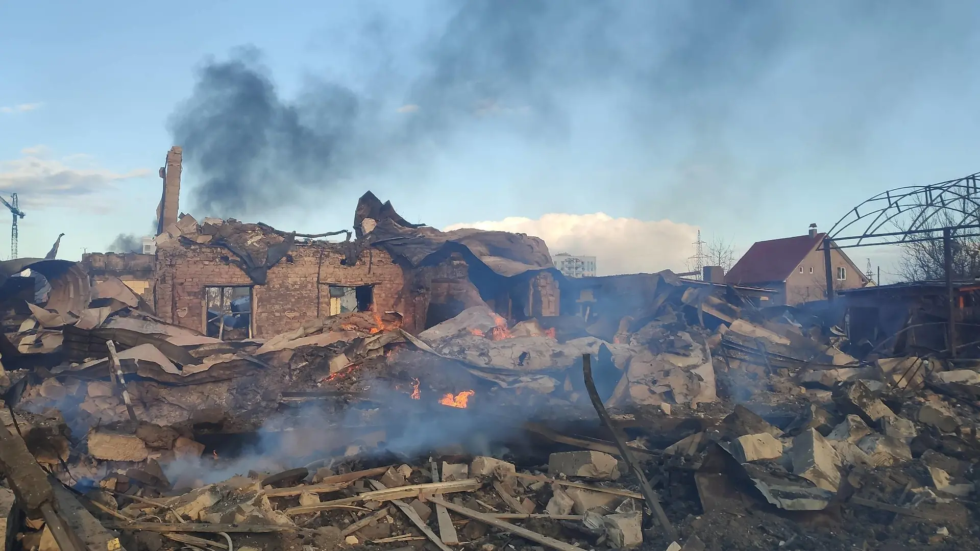 News Bilder des Tages KYIV REGION, UKRAINE - FEBRUARY 27, 2022 - Houses destroyed as a result of shelling by the Russian army in Bucha, Kyiv Region, northern Ukraine Aftermath of hostilities in Bucha, Kyiv Region Copyright: xVasylxMolchanx