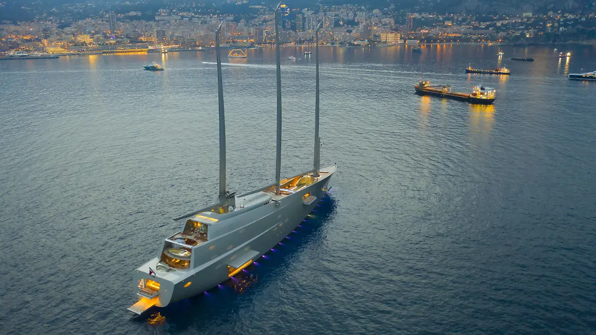 Luftaufnahme 143 Meter lange Sailing Yacht A, größte Segelyacht der Welt, gebaut von der deutschen Werft Nobiskrug für den russischen Oligarchen Andrei Melnitschenko, vor Anker abends vor dem Fürstentum Monaco, Cote d Azur, Mittelmeer *** Aerial photograph 143 meters long Sailing Yacht A, largest sailing yacht of the world, built by the German shipyard Nobiskrug for the Russian oligarch Andrei Melnitschenko, anchored in the evening before the Principality of Monaco, Cote d Azur, Mediterranean Sea