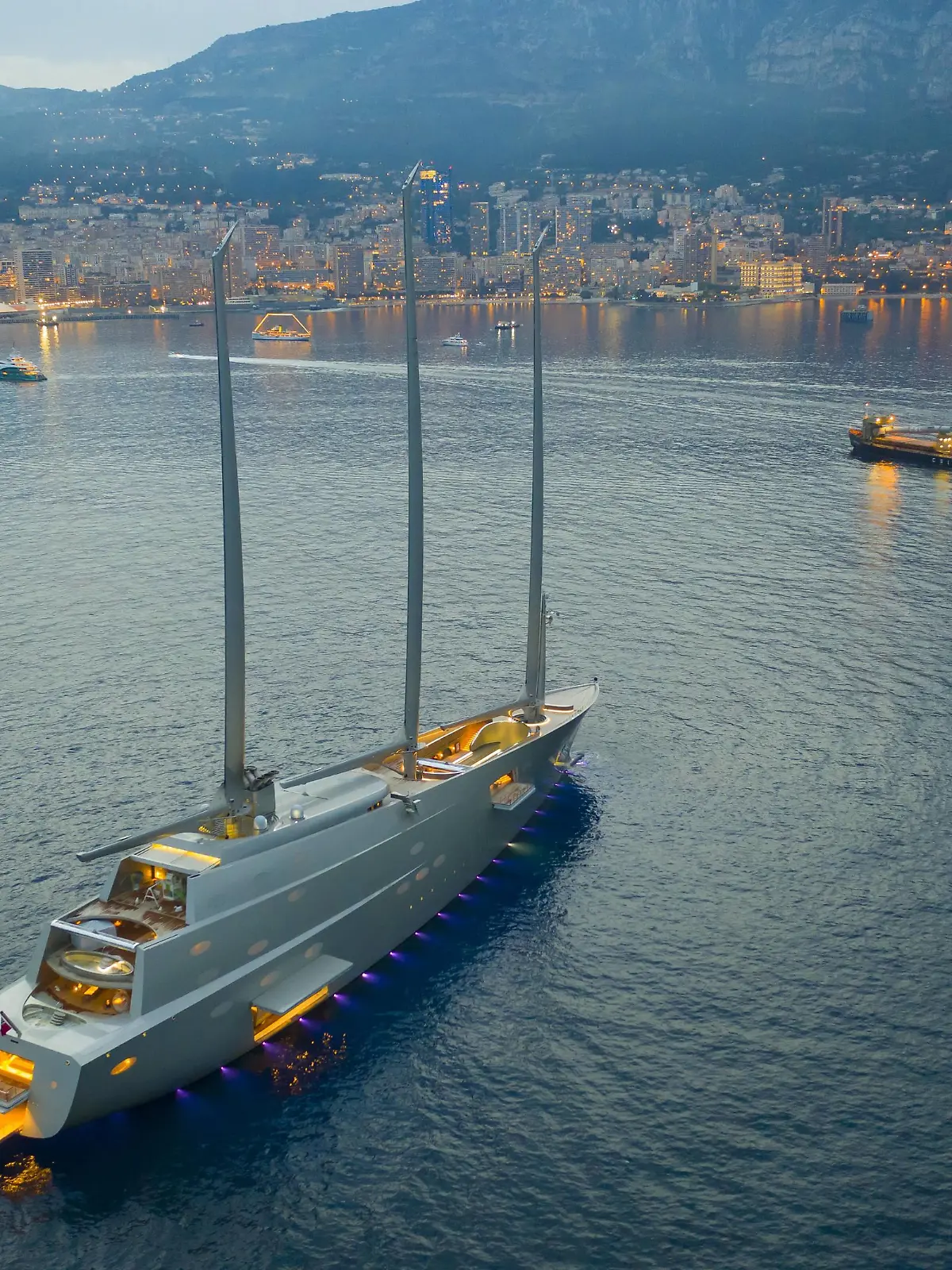 Luftaufnahme 143 Meter lange Sailing Yacht A, größte Segelyacht der Welt, gebaut von der deutschen Werft Nobiskrug für den russischen Oligarchen Andrei Melnitschenko, vor Anker abends vor dem Fürstentum Monaco, Cote dÂ Azur, Mittelmeer *** Aerial photograph 143 meters long Sailing Yacht A, largest sailing yacht of the world, built by the German shipyard Nobiskrug for the Russian oligarch Andrei Melnitschenko, anchored in the evening before the Principality of Monaco, Cote dÂ Azur, Mediterranean Sea  