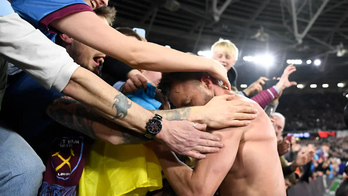 Soccer Football - Europa League - Round of 16 Second Leg - West Ham United v Sevilla - London Stadium, London, Britain - March 17, 2022 A flag is seen in support of Ukraine amid Russia's invasion as West Ham United's Andriy Yarmolenko celebrates with the fans after the match REUTERS/Tony Obrien