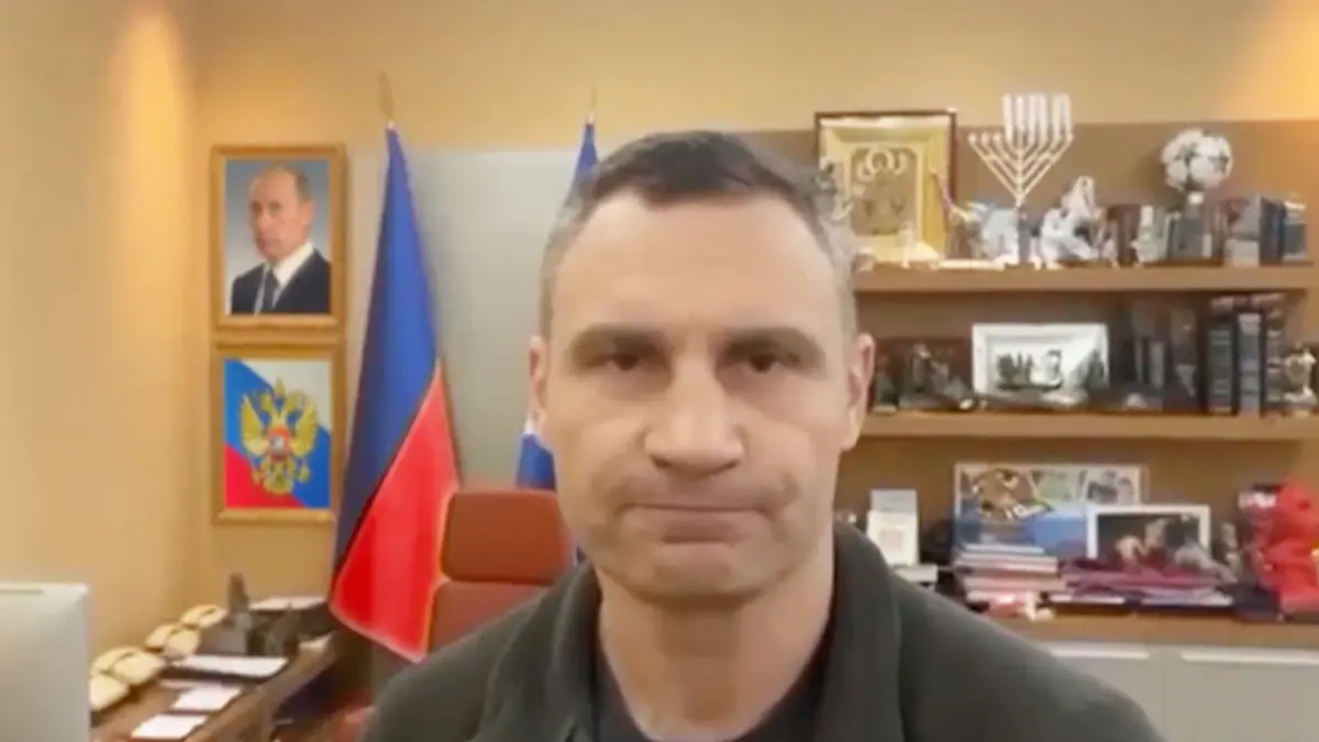 Screenshot aus einem Video, in dem Vitali Klitschko in seinem Büro vor einem Bild von Putin und der russischen Flagge steht.