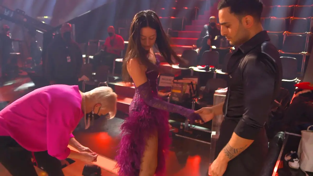 Hier muss Katia Convents Malika zur Hilfe eilen Stolper-Gefahr bei „Let’s Dance"