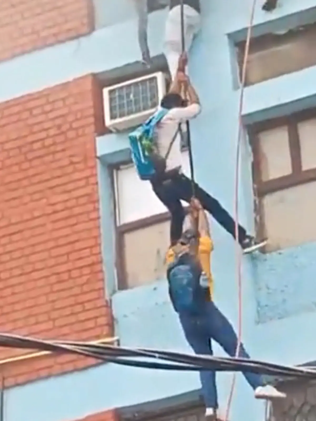 In Indiens Hauptstadt Delhi brennt ein Nachhilfeinstitut. Der Brand zwingt Dutzende Jugendliche zu einem waghalsigen Rettungsmanöver. Sie müssen aus den Fenstern fliehen und sich nacheinander abseilen.