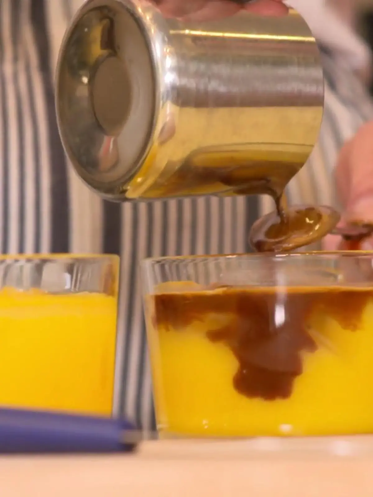 Kaffee am Morgen vertreibt Kummer und Sorgen! Doch schaffen das auch die gehypten Kaffee-Trends, die auf Social Media derzeit die Runde machen? Das wollten wir herausfinden und haben zusammen mit Barista Anna Bumble-Kaffee, Espresso-Tonic und Co. einmal etwas genauer unter die Lupe genommen – sind sie die Aufregung im Netz wert?