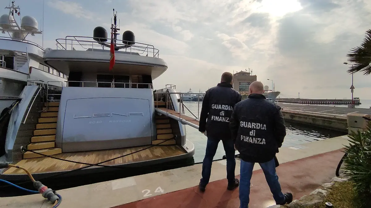05.03.2022, Italien, Sanremo: Die italienische Finanzpolizei beschlagnahmen die Yacht «Lena» des russichen Oligarchen Gennadi Timtschenko. Die EU hat Sanktionen gegen Oligarchen aus dem Umfeld von Russlands Präsident Putin in Kraft gesetzt. Foto: Jacopo Gugliotta/LaPresse via ZUMA Press/dpa +++ dpa-Bildfunk +++