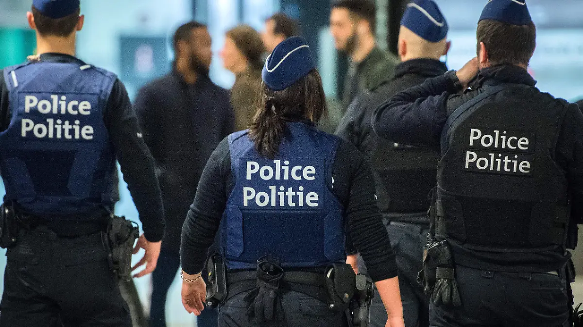 FILE - epa05035902 Police officers patrol at Midi train station in Brussels, Belgium, 21 November 2015. EPA/STEPHANIE LECOCQ (zu dpa "Anschlagspläne für Silvesternacht: Verdächtige in Belgien verhaftet" vom 29.12.2015) +++(c) dpa - Bildfunk+++