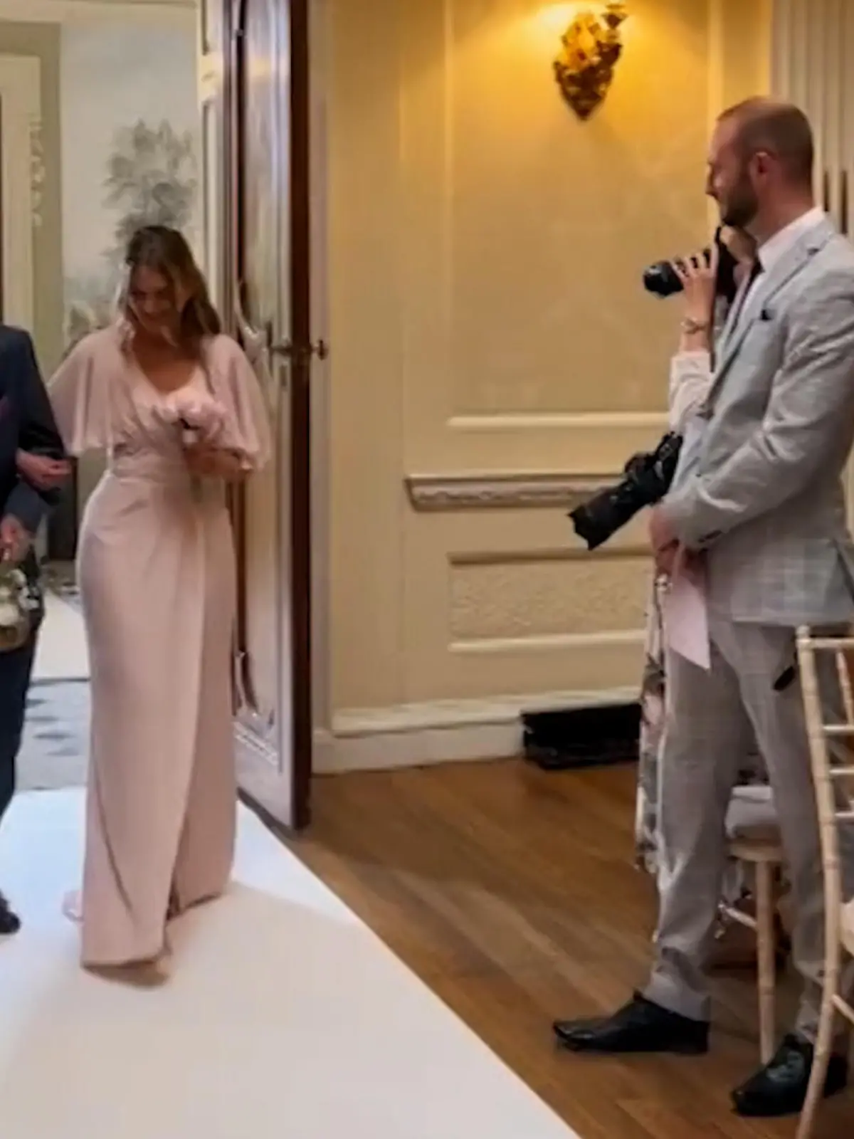 Was für ein rührender Hochzeitsmoment! In der mittelenglischen Grafschaft Buckinghamshire streut ein 95-jähriger Opa für seine geliebte Enkelin die Blumen.