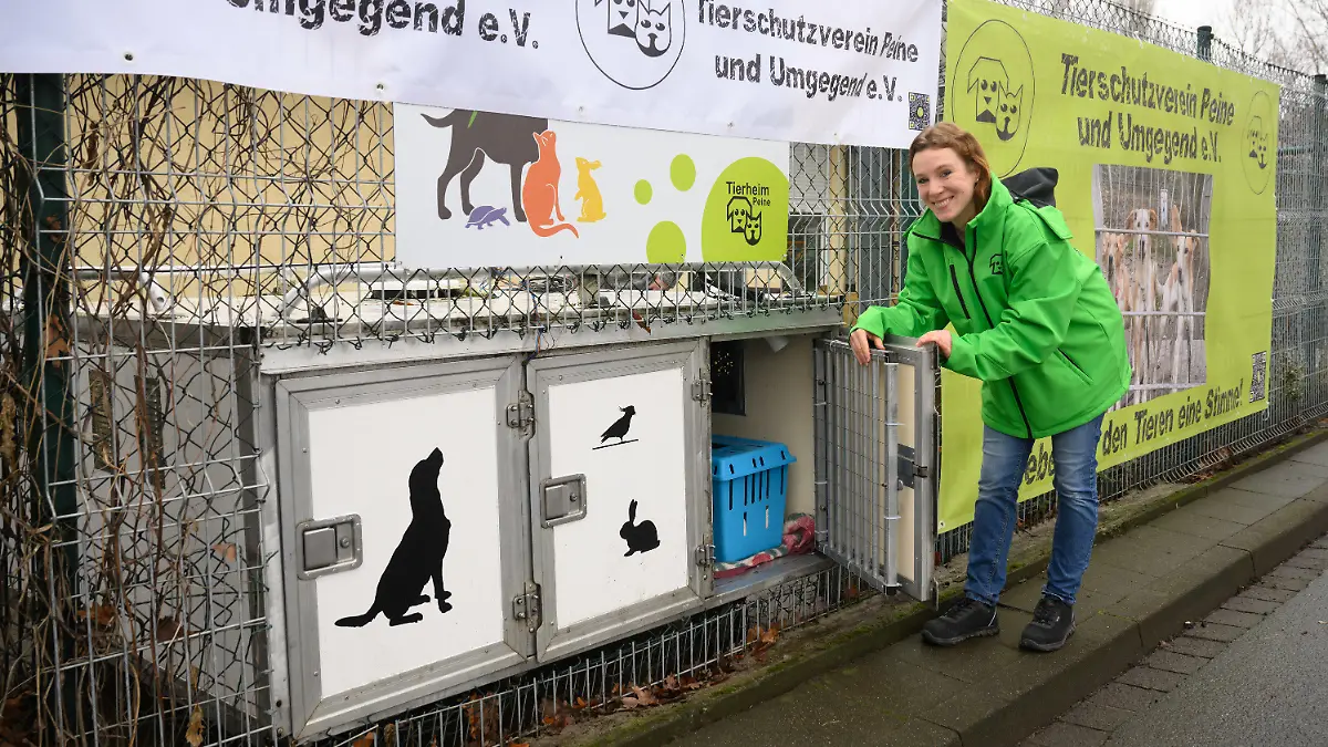24.01.2022, Niedersachsen, Peine: Jennifer Semmler, stellvertretende  Leiterin, steht vor der Tierklappe am Tierheim Peine. Immer wieder werden Tiere von ihren Besitzern wild ausgesetzt, weil sie den Gang ins Tierheim scheuen. Das Tierheim Peine bietet nun mit einer Tierklappe zeitweise eine anonyme Möglichkeit, Tiere abzugeben. (zu dpa "Zu viele Hunde und Katze - Peiner Tierklappe geschlossen") Foto: Julian Stratenschulte/dpa +++ dpa-Bildfunk +++