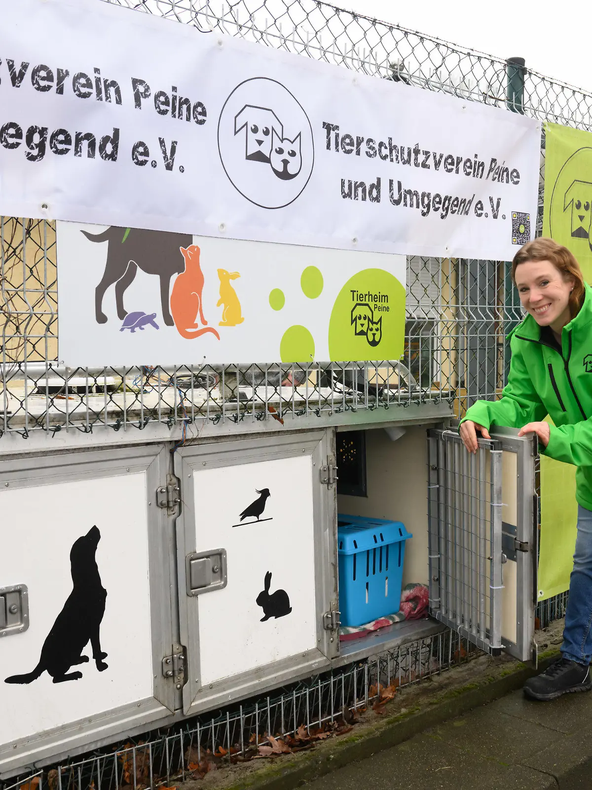 24.01.2022, Niedersachsen, Peine: Jennifer Semmler, stellvertretende  Leiterin, steht vor der Tierklappe am Tierheim Peine. Immer wieder werden Tiere von ihren Besitzern wild ausgesetzt, weil sie den Gang ins Tierheim scheuen. Das Tierheim Peine bietet nun mit einer Tierklappe zeitweise eine anonyme Möglichkeit, Tiere abzugeben. (zu dpa "Zu viele Hunde und Katze - Peiner Tierklappe geschlossen") Foto: Julian Stratenschulte/dpa +++ dpa-Bildfunk +++