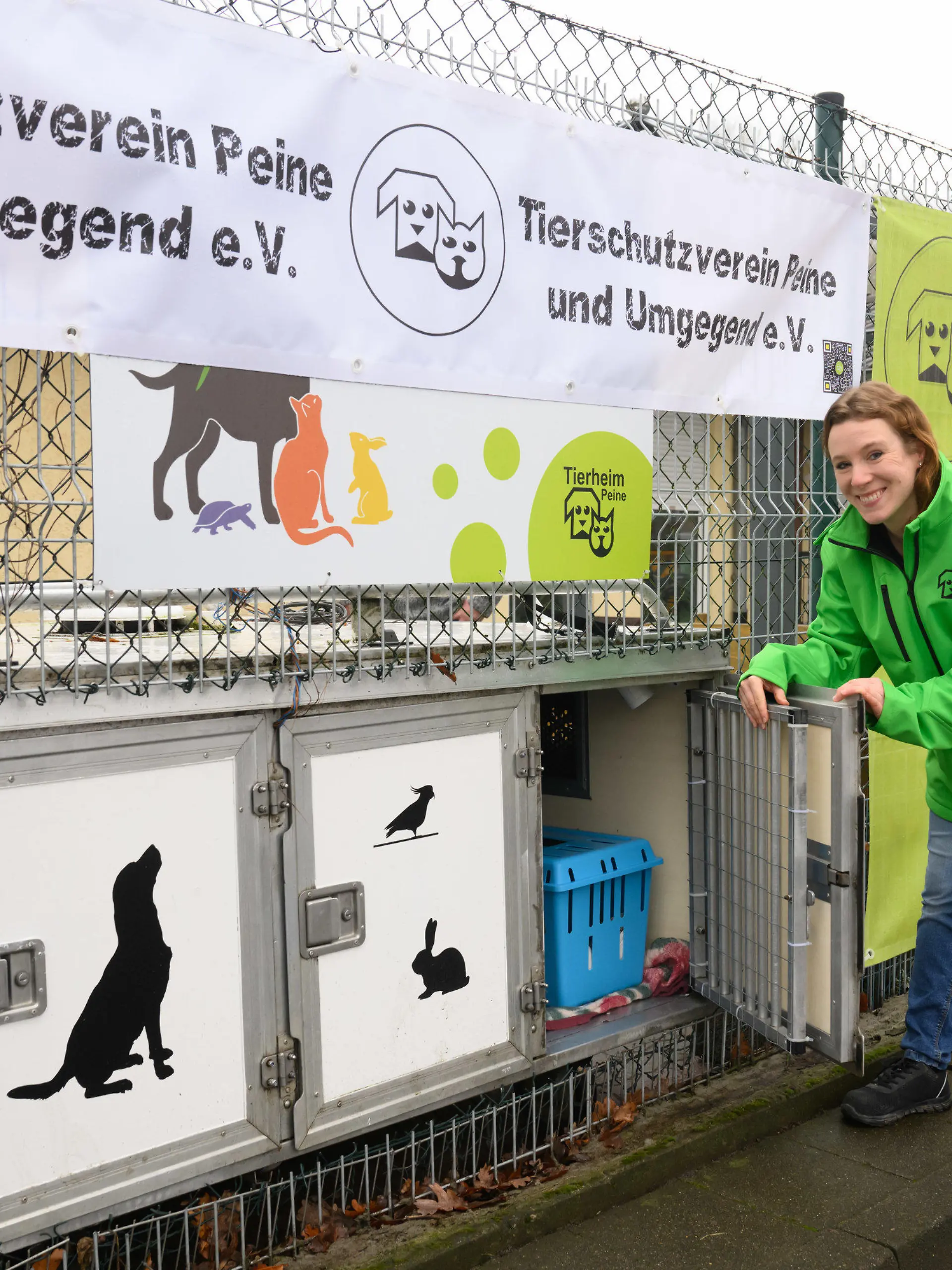 24.01.2022, Niedersachsen, Peine: Jennifer Semmler, stellvertretende  Leiterin, steht vor der Tierklappe am Tierheim Peine. Immer wieder werden Tiere von ihren Besitzern wild ausgesetzt, weil sie den Gang ins Tierheim scheuen. Das Tierheim Peine bietet nun mit einer Tierklappe zeitweise eine anonyme Möglichkeit, Tiere abzugeben. (zu dpa "Zu viele Hunde und Katze - Peiner Tierklappe geschlossen") Foto: Julian Stratenschulte/dpa +++ dpa-Bildfunk +++