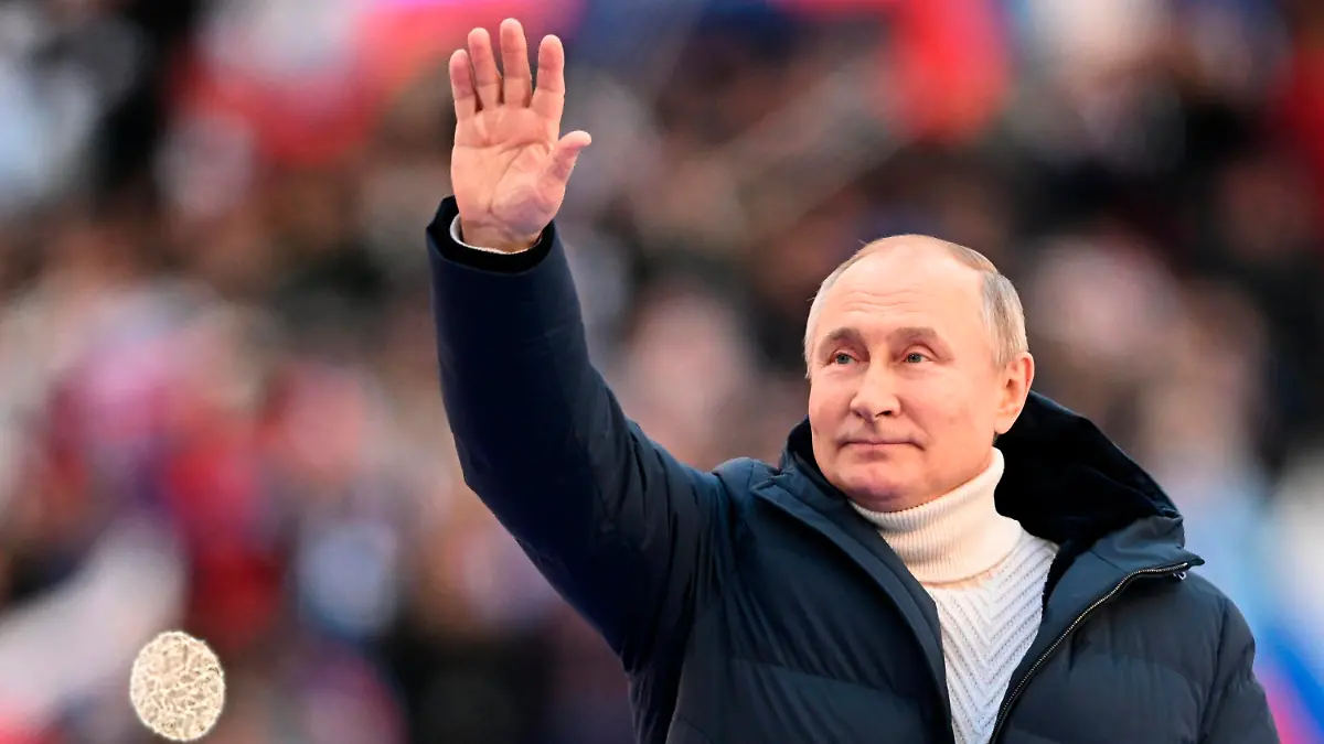 HANDOUT - 18.03.2022, Russland, Moskau: Das von der staatlichen russischen Nachrichtenagentur Sputnik durch AP veröffentlichte Poolbild zeigt Wladimir Putin, Präsident von Russland, der die Teilnehmer des Konzerts zum achten Jahrestag des Referendums über den Status der Krim und Sewastopols und deren Wiedervereinigung mit Russland begrüßt. Foto: Ramil Sitdikov/Pool Sputnik/AP/dpa - ACHTUNG: Nur zur redaktionellen Verwendung im Zusammenhang mit der aktuellen Berichterstattung und nur mit vollständiger Nennung des vorstehenden Credits +++ dpa-Bildfunk +++
