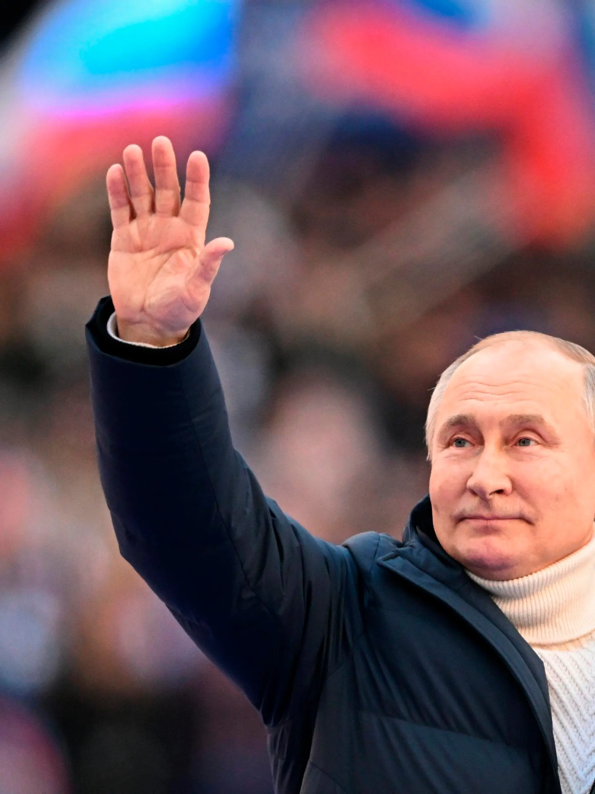 HANDOUT - 18.03.2022, Russland, Moskau: Das von der staatlichen russischen Nachrichtenagentur Sputnik durch AP veröffentlichte Poolbild zeigt Wladimir Putin, Präsident von Russland, der die Teilnehmer des Konzerts zum achten Jahrestag des Referendums über den Status der Krim und Sewastopols und deren Wiedervereinigung mit Russland begrüßt. Foto: Ramil Sitdikov/Pool Sputnik/AP/dpa - ACHTUNG: Nur zur redaktionellen Verwendung im Zusammenhang mit der aktuellen Berichterstattung und nur mit vollständiger Nennung des vorstehenden Credits +++ dpa-Bildfunk +++