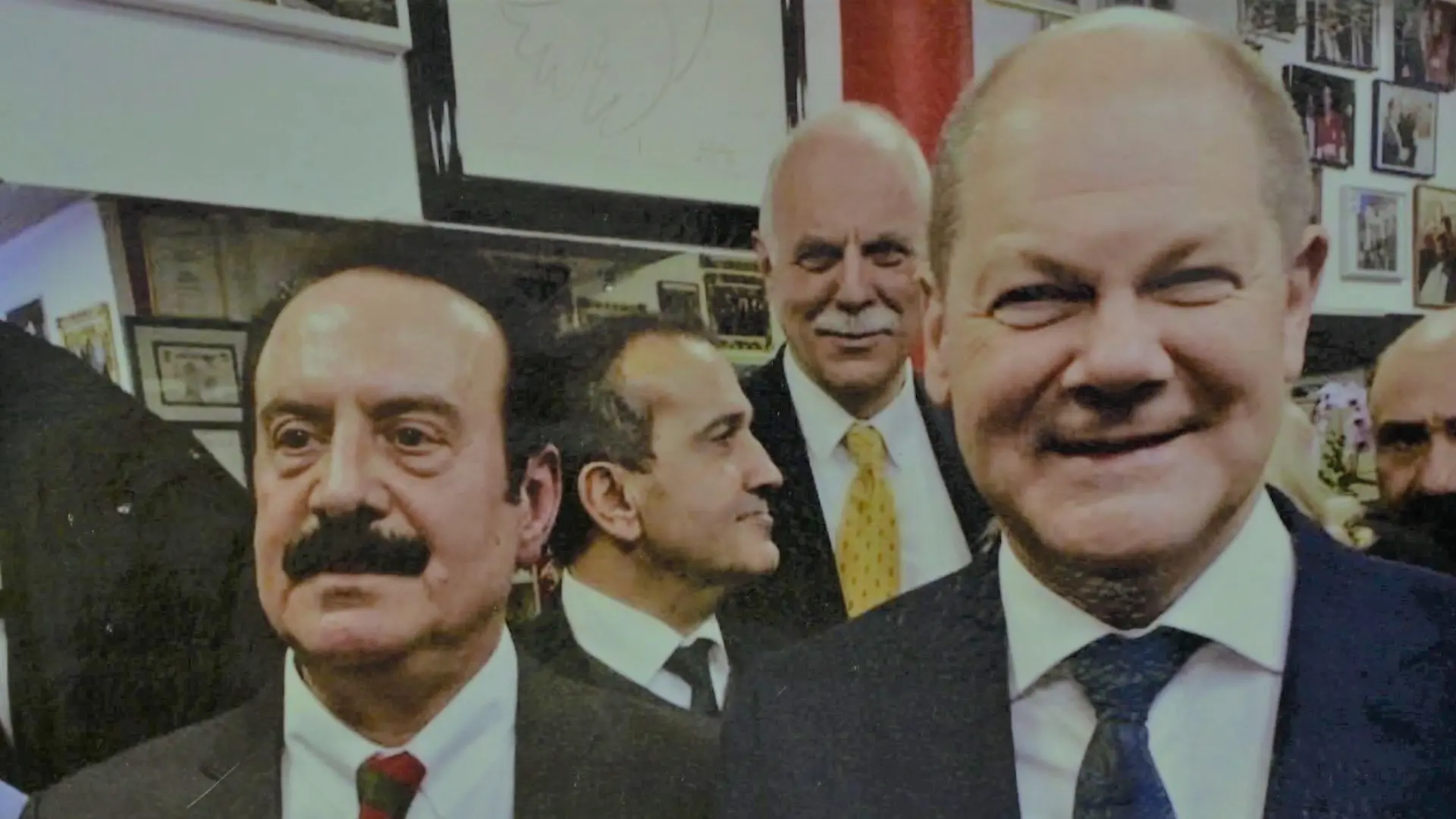 Friseur Behcet Algan und Olaf Scholz in Hamburg-Altona