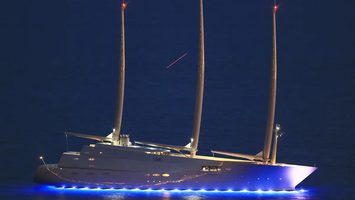 Sailing Yacht A am Abend vor Monaco am Tag der Übergabe der Segelyacht an den russischen Eigner Andrei Melnitschenko, Andrej Melnichenko. In Monaco traf die Yacht mit der Motoryacht A zusammen, die ebenfalls Melnitschenko gehört. Sailing Yacht A ist mit 141 Meter Länge und drei extrem hohen Masten aus Kohlefaser die größte Segelyacht der Welt und wurde von der deutschen Werft Nobiskrug in Kiel gebaut. Motoryacht A wurde von Blohm & Voss gebaut. Das Design beider Yachten stammt von Philippe Starck.
Sailing Yacht a at Evening before Monaco at Day the Transfer the Sailing yacht to the Russian Owners Andrei Melnitschenko Andrej Melnichenko in Monaco met the Yacht with the Motor yacht a together the too Melnitschenko heard Sailing Yacht a is with 141 Metres Length and Three Extremely high Masts out Carbonfibre the largest Sailing yacht the World and was from the German Shipyard Nobiskrug in Leng built Motor yacht a was from Blohm & Voss built the Design both Yachts originates from Philippe Starck