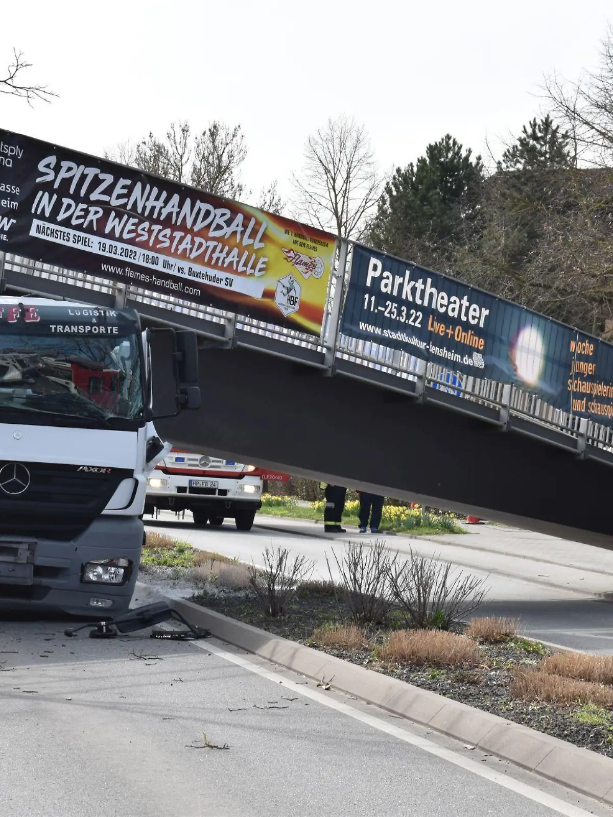Lastwagen kollidiert mit Brücke