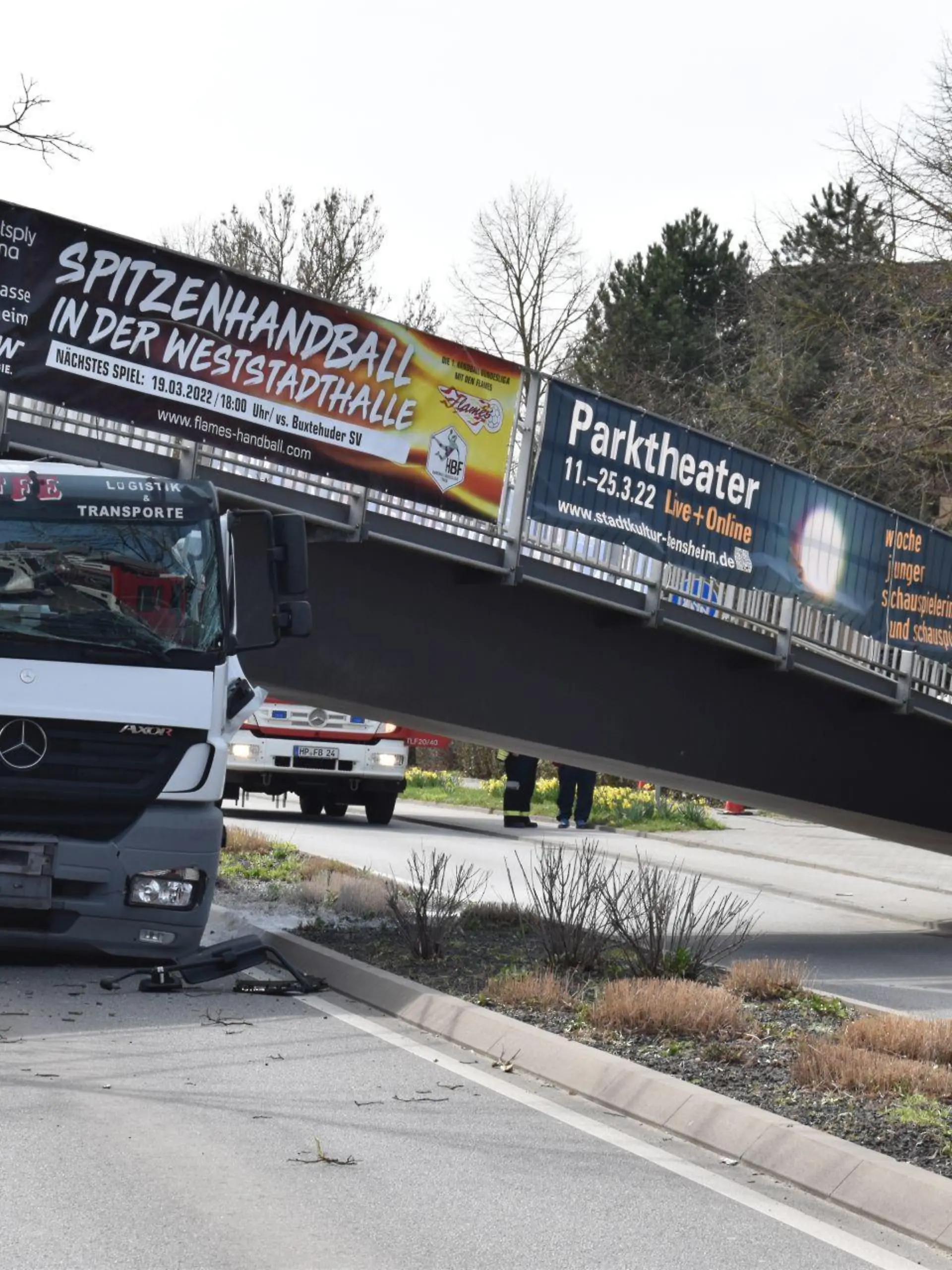 Lastwagen kollidiert mit Brücke