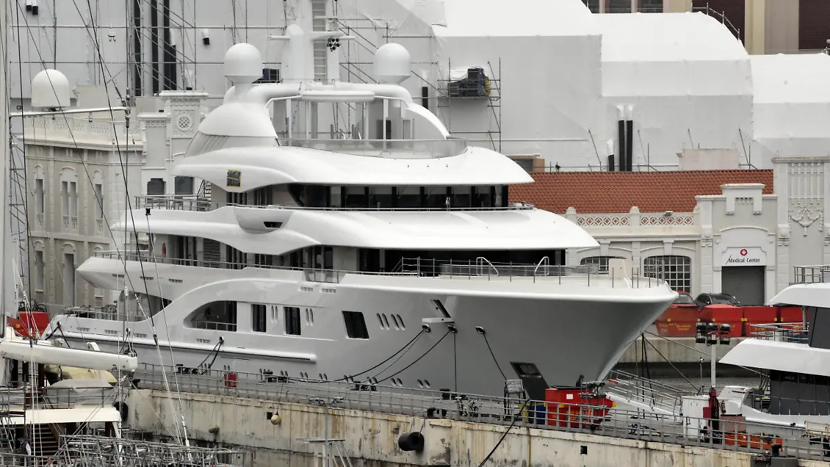 15.03.2022, Spanien, Barcelona: Die russische Megajacht «Valerie» steht im Hafen von Barcelona. Spanien hat im Zusammenhang mit den EU-Sanktionen gegen russische Oligarchen erstmals zwei Luxus-Jachten festgesetzt. Betroffen sind die Schiffe «Valerie» im Hafen von Barcelona sowie «Lady Anastasia» in Port Adriano auf der Urlaubsinsel Mallorca, wie die zuständigen Behörden am Dienstag mitteilten. Es werde nun geprüft, inwieweit diese Jachten von den im Rahmen des Ukraine-Krieges verhängten Sanktionen betroffen seien. Foto: David Oller/EUROPA PRESS/dpa +++ dpa-Bildfunk +++