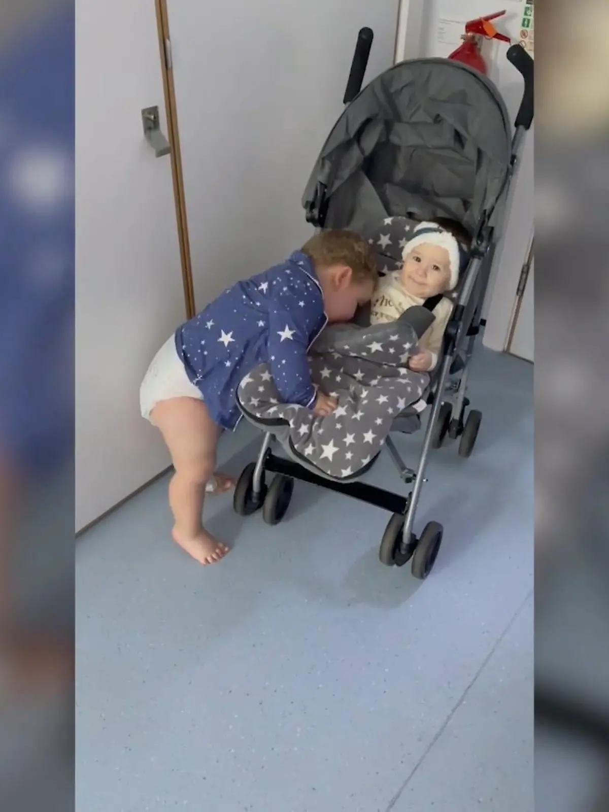Wegen eines Tumors an der Niere musste der zweijährige Morgan für einige Zeit ins Krankenhaus. Neben seinen Eltern hat ihn vor allem seine kleine Schwester Rhiannon vermisst. Als die beiden sich dann endlich wiedersehen, ist die Freude natürlich besonders groß