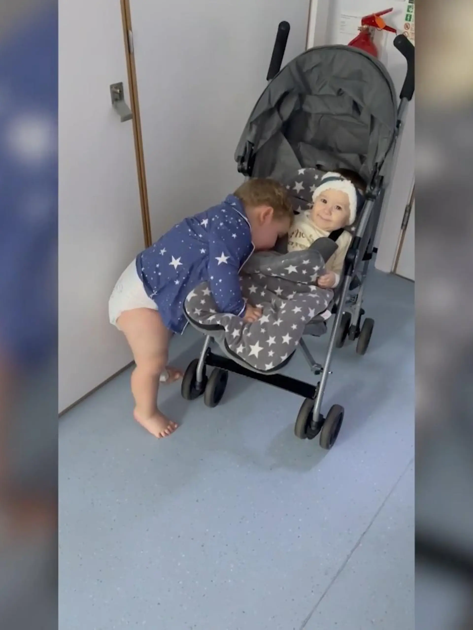 Wegen eines Tumors an der Niere musste der zweijährige Morgan für einige Zeit ins Krankenhaus. Neben seinen Eltern hat ihn vor allem seine kleine Schwester Rhiannon vermisst. Als die beiden sich dann endlich wiedersehen, ist die Freude natürlich besonders groß
