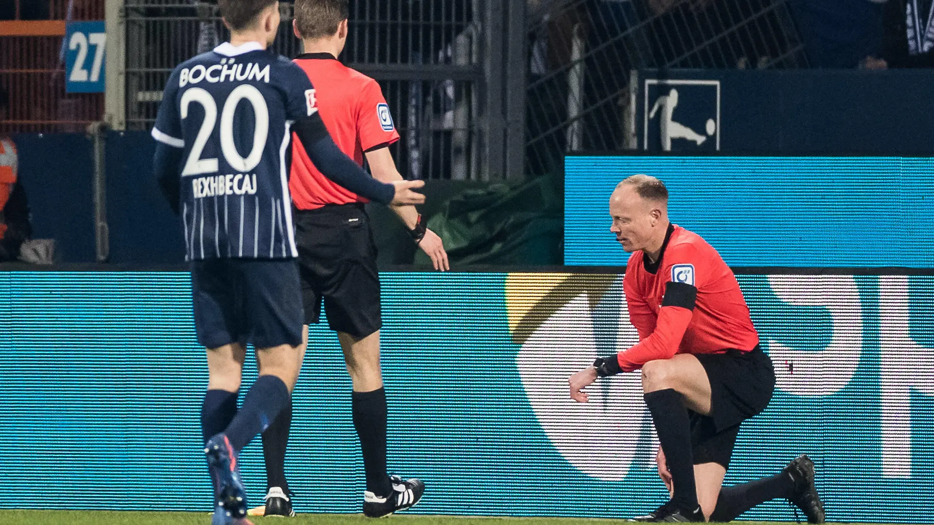 1. Fussball Bundesliga, VfL Bochum - Borussia Moenchengladbach 18.03.2022 Schiedsrichter Assistent Christian Gittelmann auf den Knien nachdem ihn ein Becher am Hinterkopf getroffen hat 1. Fussball Bundesliga, VfL Bochum - Borussia Moenchengladbach, VONONVIA Ruhrstadion DFL REGULATIONS PROHIBIT ANY USE OF PHOTOGRAPHS AS IMAGE SEQUENCES AND/OR QUASI-VIDEO. *** 1 Soccer Bundesliga, VfL Bochum Borussia Moenchengladbach 18 03 2022 Referee assistant Christian Gittelmann on his knees after a cup hit him in the back of the head 1 Soccer Bundesliga, VfL Bochum Borussia Moenchengladbach, VONONVIA Ruhrstadion DFL REGULATES PROHIBIT ANY USE OF PHOTOGRAPHS AS IMAGE SEQUENCES AND OR QUASI VIDEO Copyright: xBEAUTIFULxSPORTS/Wunderlx 