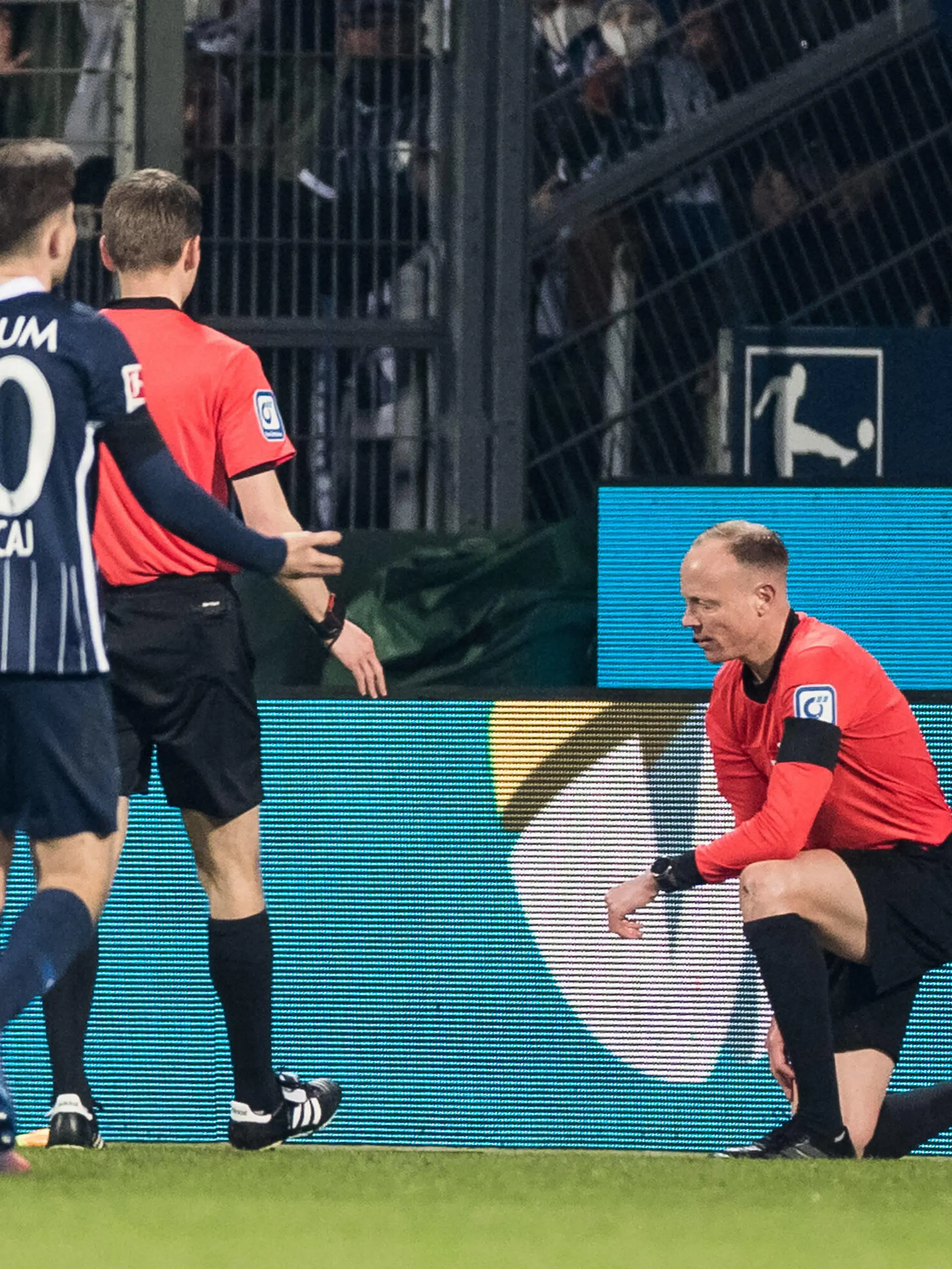 1. Fussball Bundesliga, VfL Bochum - Borussia Moenchengladbach 18.03.2022 Schiedsrichter Assistent Christian Gittelmann auf den Knien nachdem ihn ein Becher am Hinterkopf getroffen hat 1. Fussball Bundesliga, VfL Bochum - Borussia Moenchengladbach, VONONVIA Ruhrstadion DFL REGULATIONS PROHIBIT ANY USE OF PHOTOGRAPHS AS IMAGE SEQUENCES AND/OR QUASI-VIDEO. *** 1 Soccer Bundesliga, VfL Bochum Borussia Moenchengladbach 18 03 2022 Referee assistant Christian Gittelmann on his knees after a cup hit him in the back of the head 1 Soccer Bundesliga, VfL Bochum Borussia Moenchengladbach, VONONVIA Ruhrstadion DFL REGULATES PROHIBIT ANY USE OF PHOTOGRAPHS AS IMAGE SEQUENCES AND OR QUASI VIDEO Copyright: xBEAUTIFULxSPORTS/Wunderlx 