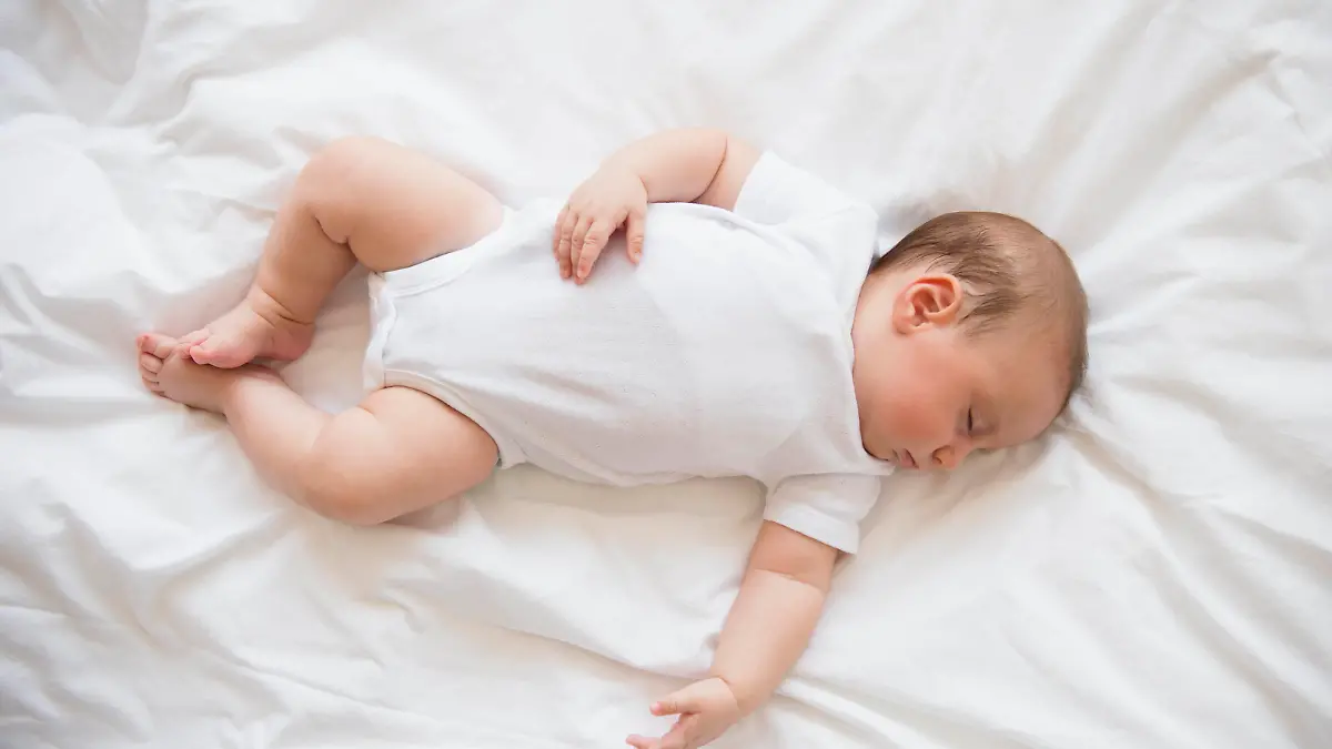 Baby girl (2-5 months) sleeping in bed,  , Baby-Maedchen (2-5 Monate), im Bett schlafend Keine Weitergabe an Drittverwerter.